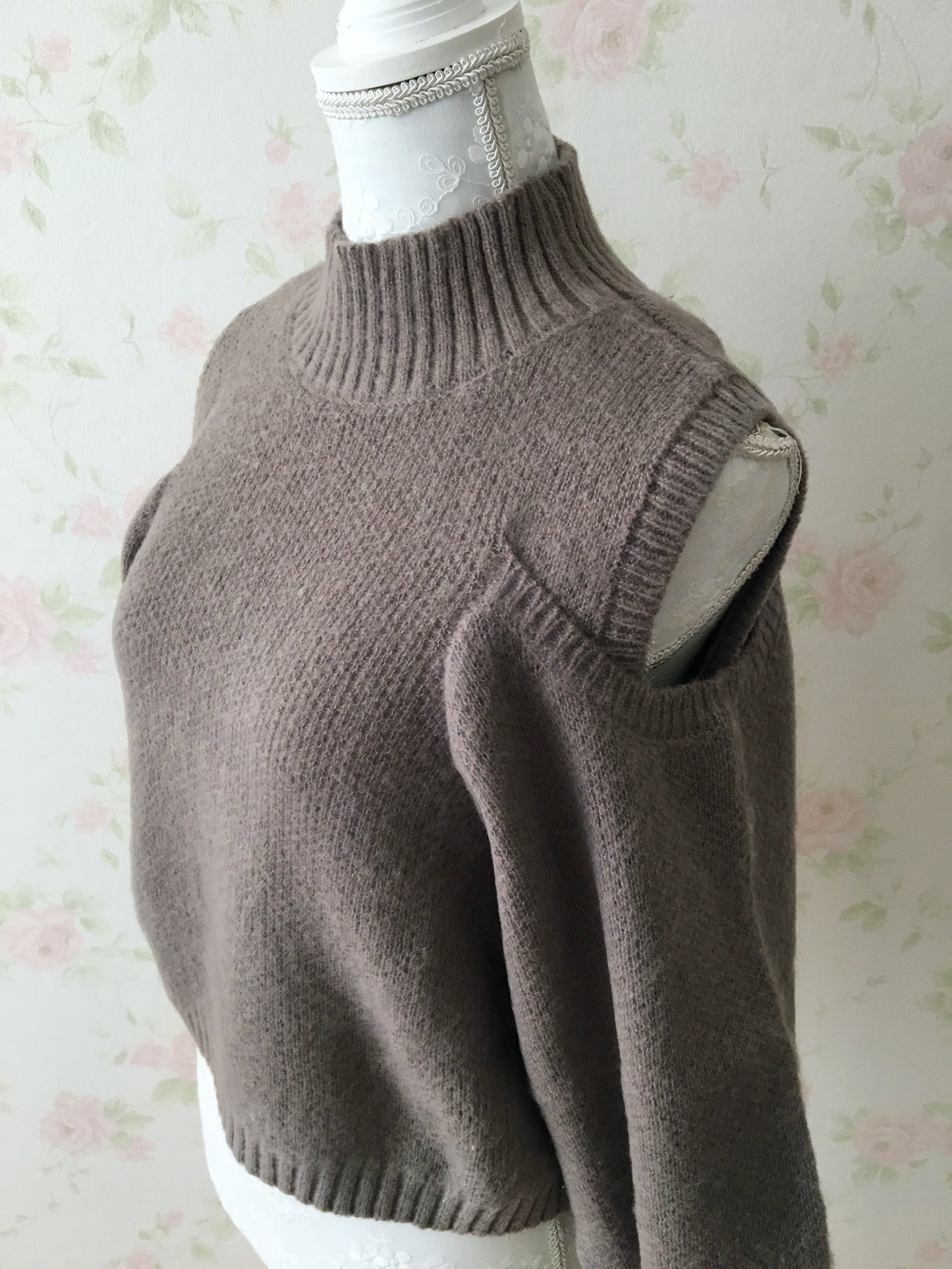 GRL Open Shoulder Sweater (Chocolate)