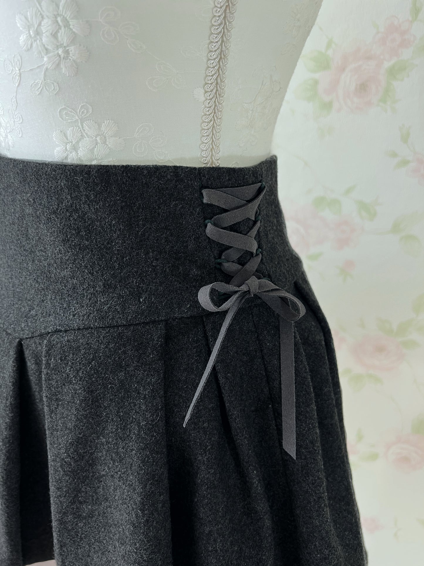 michellMacaron Side Laced Up Pleated Skirt
