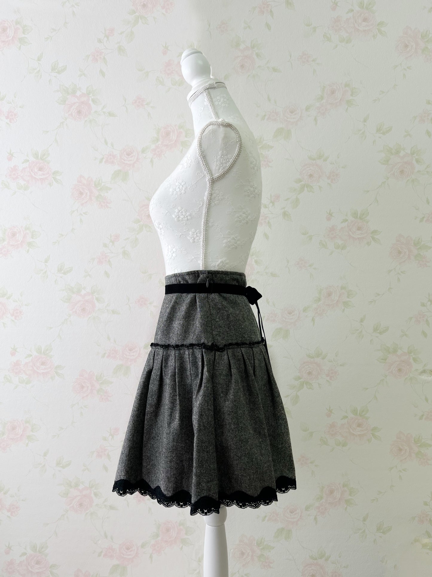L’EST ROSE Lace Hem Skirt (Black)