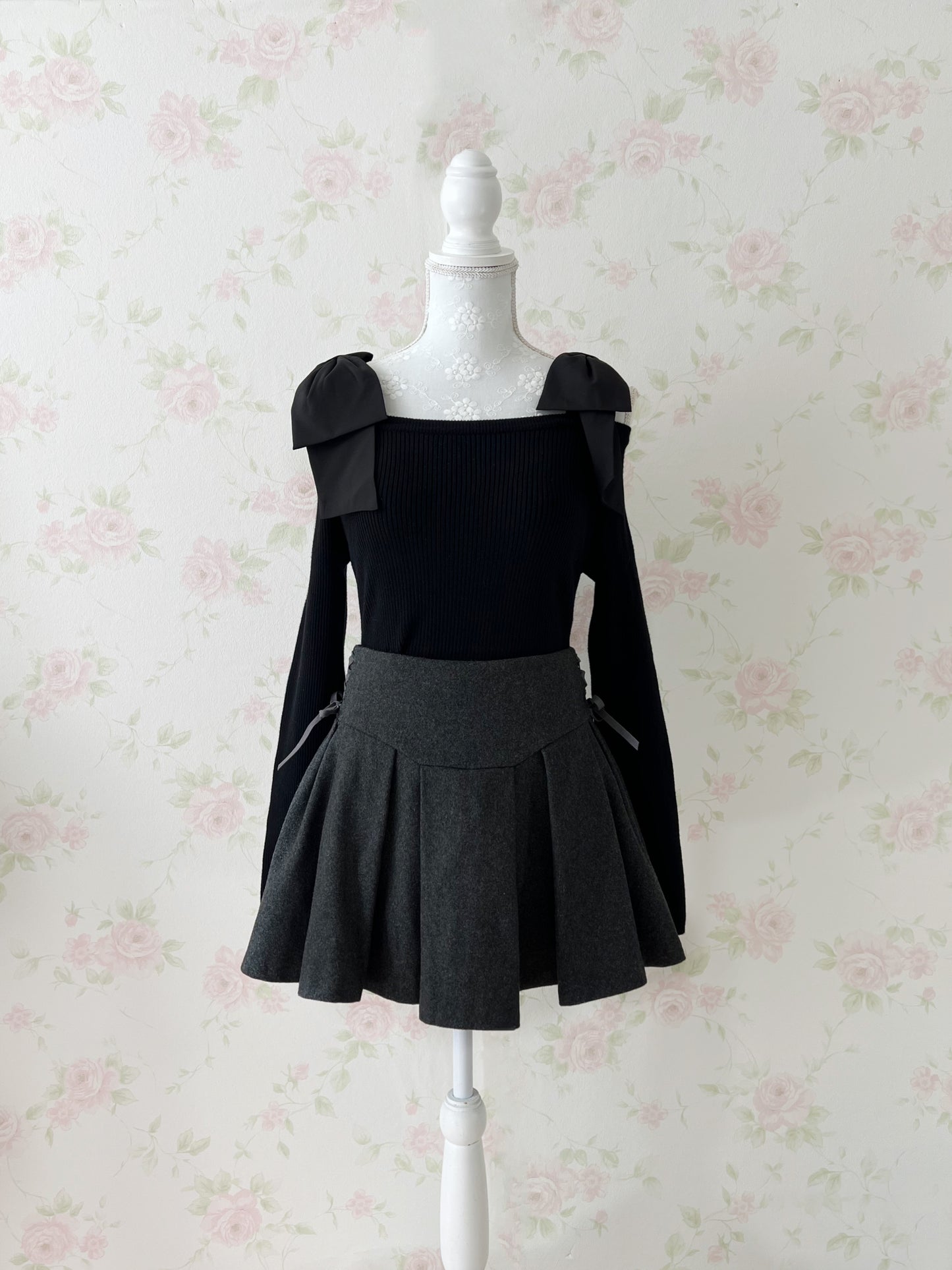 michellMacaron Side Laced Up Pleated Skirt