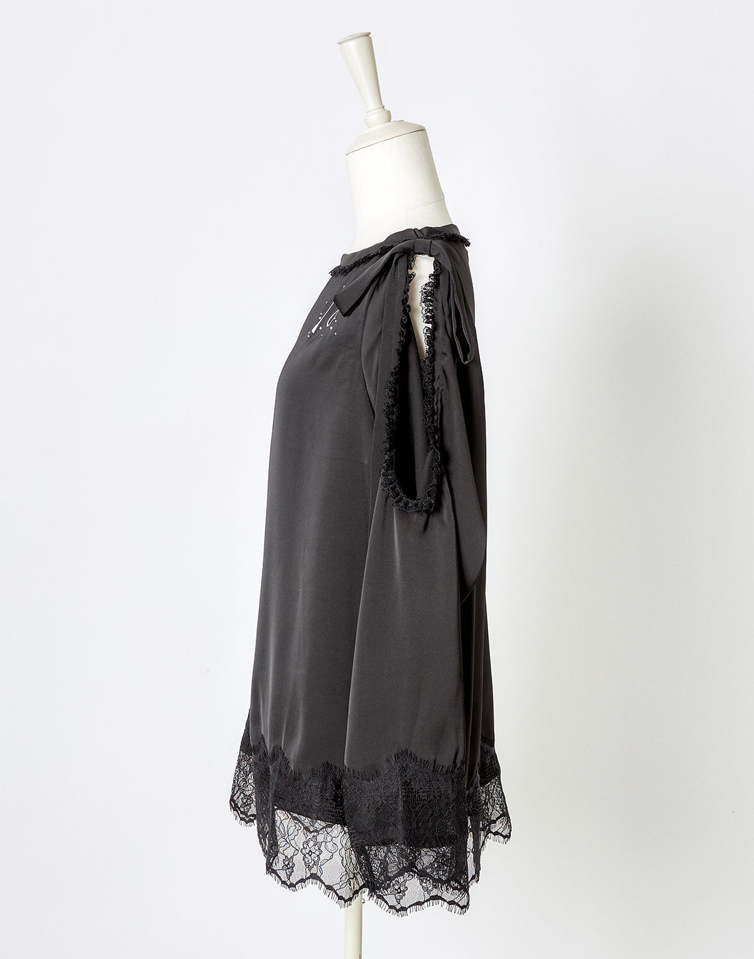 (Deliver In Late October) AVENCHUMU Open shoulder ribbon printed satin top