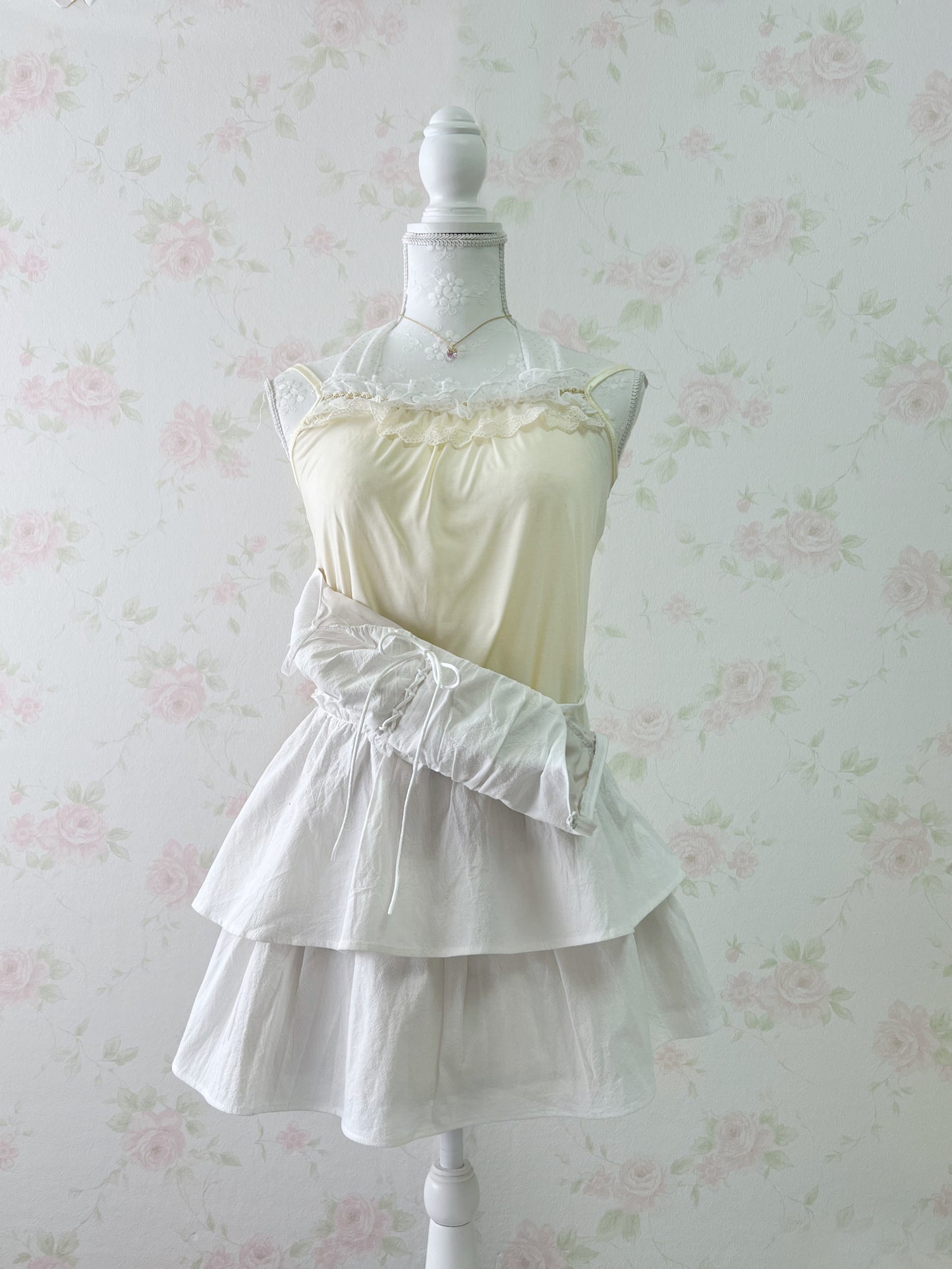(10% OFF) axes femme Halter Neck Frilled Camisole (Light Yellow)