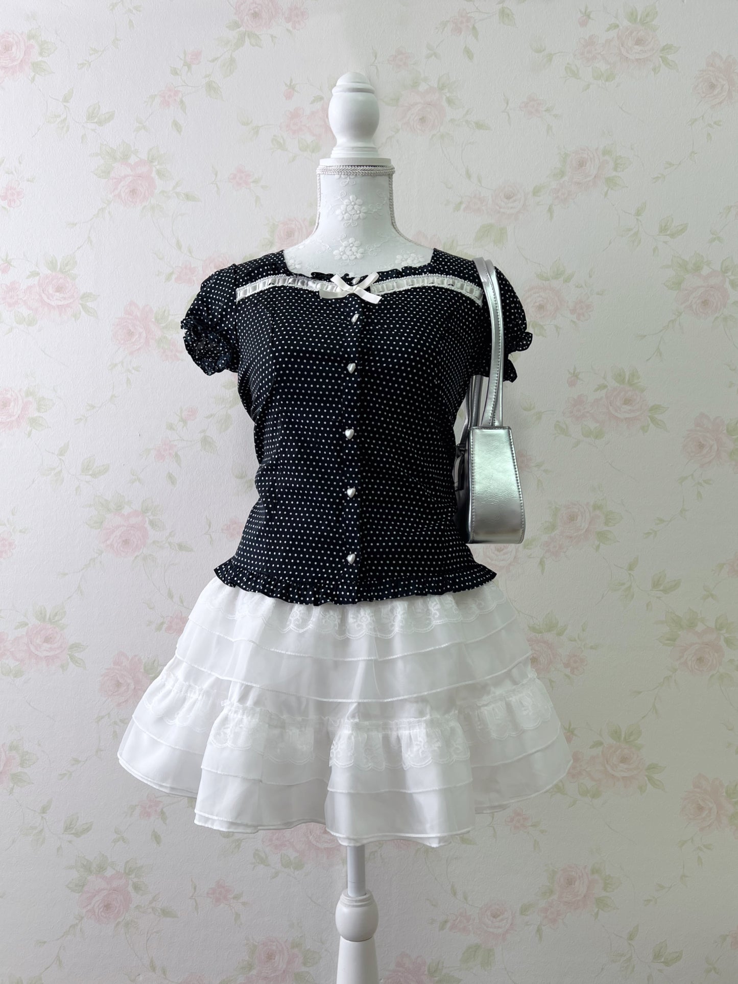 GRL Shoujo Tiered Lace Skirt (White)
