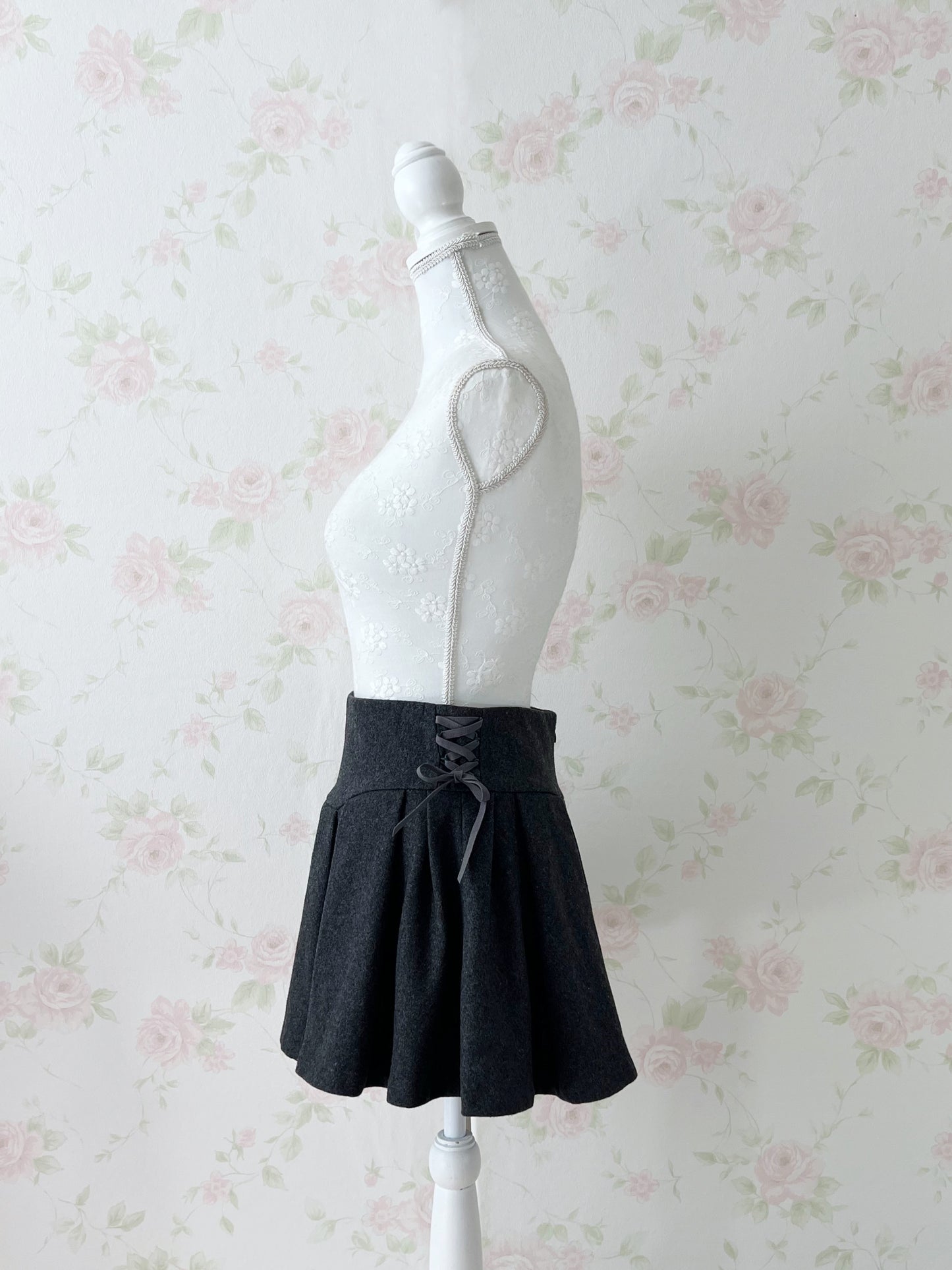 michellMacaron Side Laced Up Pleated Skirt