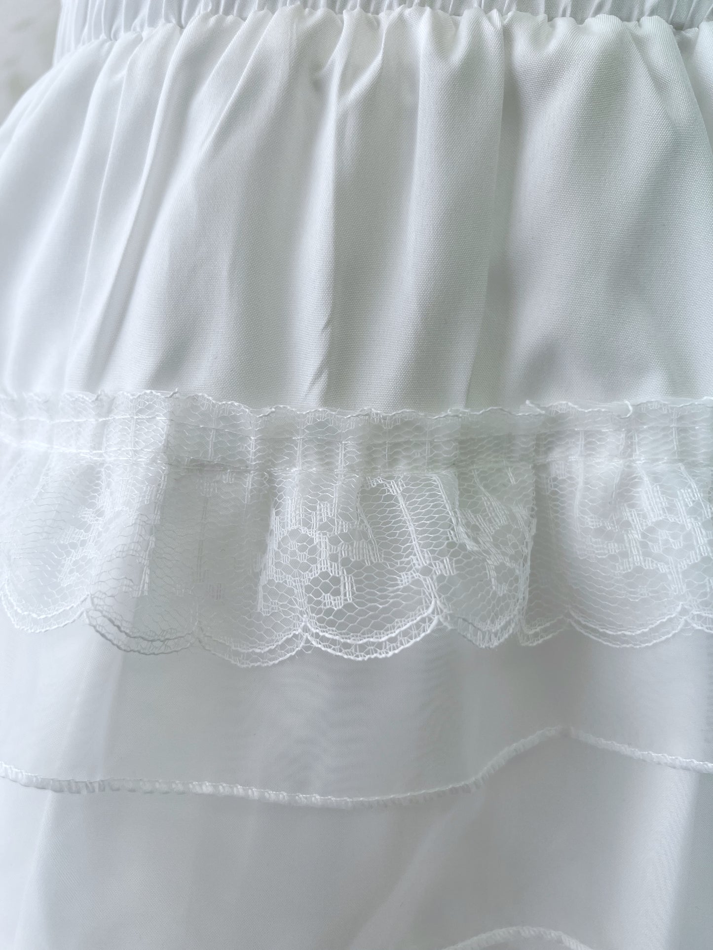 GRL Shoujo Tiered Lace Skirt (White)