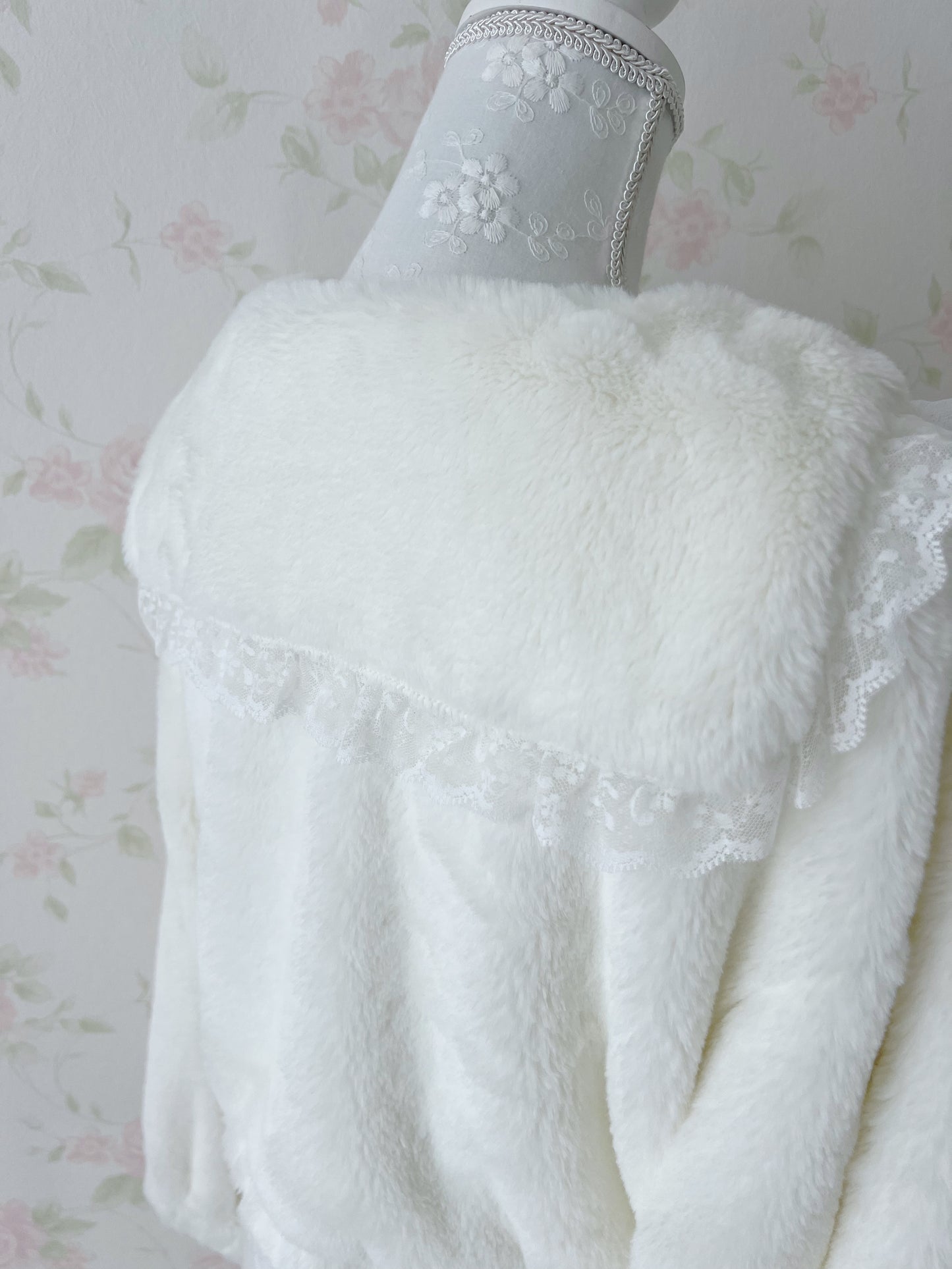 majoretty Lacy Sailor Collar Eco Fur Jacket (White)