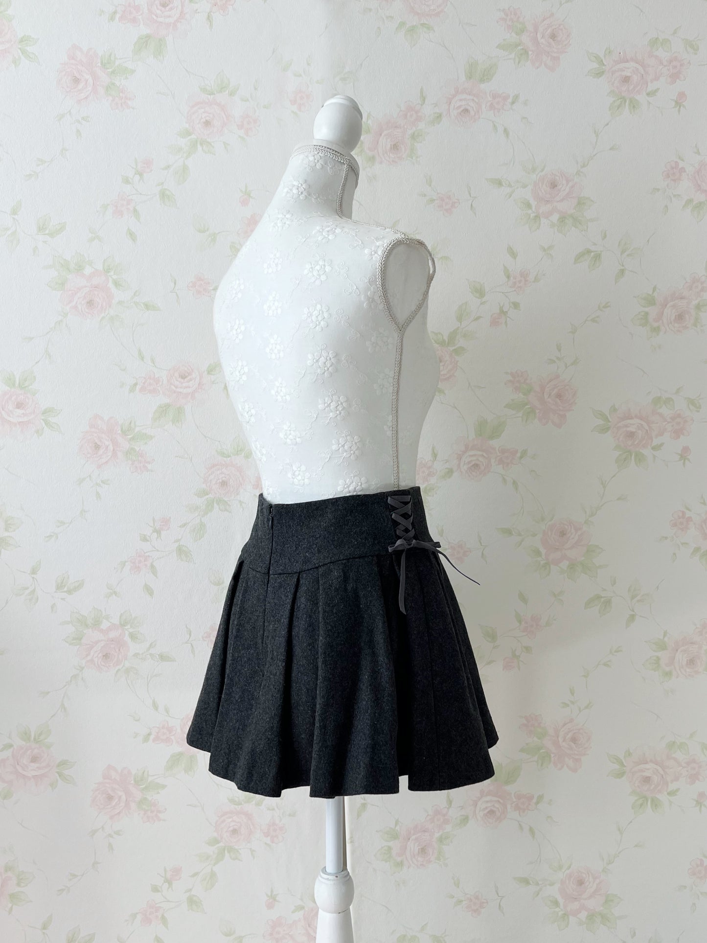 michellMacaron Side Laced Up Pleated Skirt