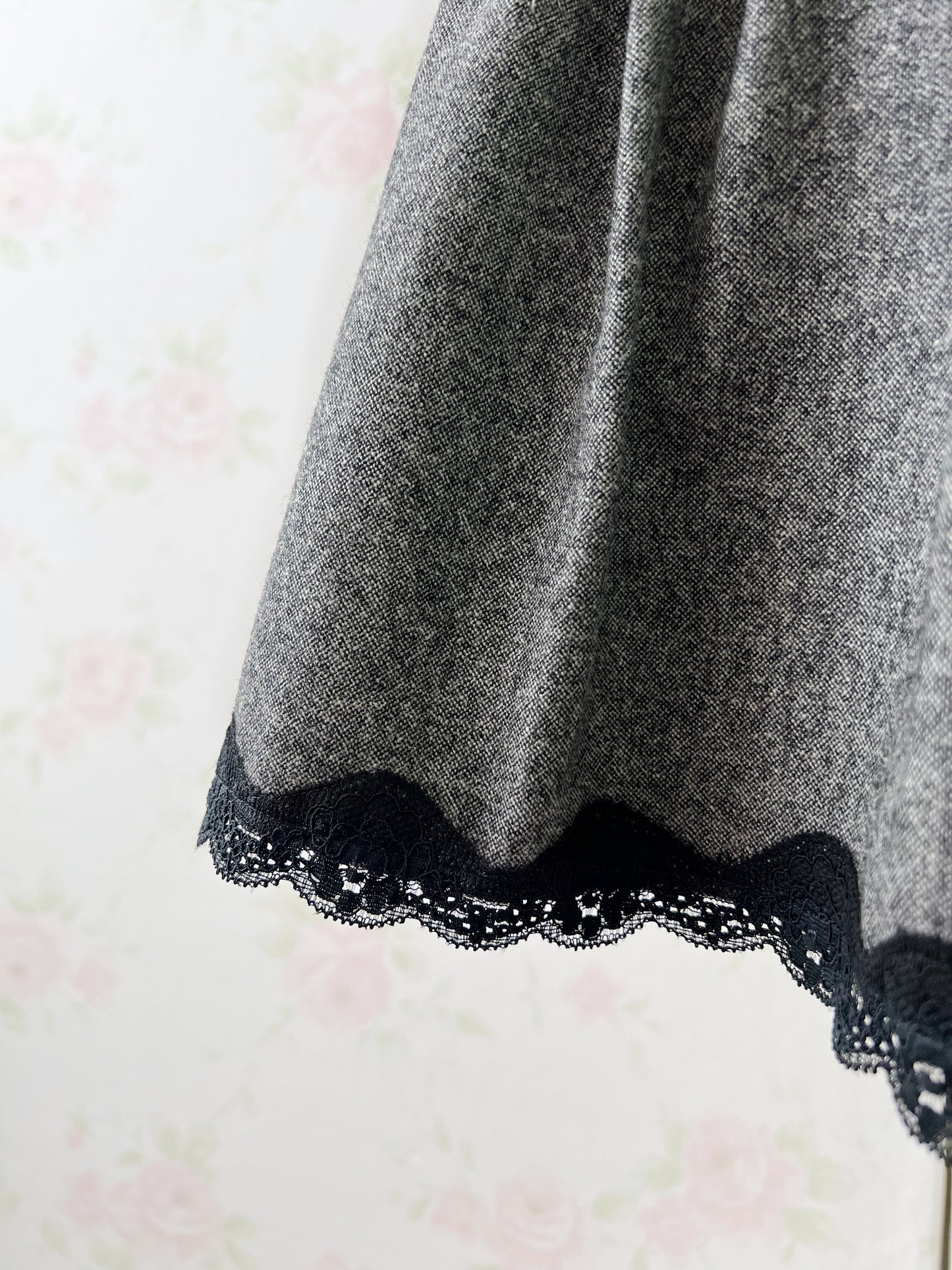 L’EST ROSE Lace Hem Skirt (Black)