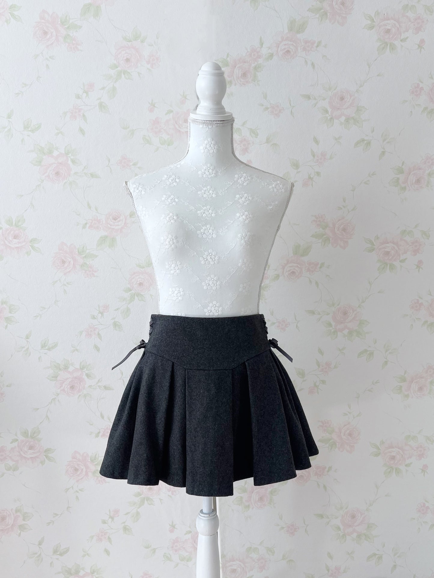 michellMacaron Side Laced Up Pleated Skirt