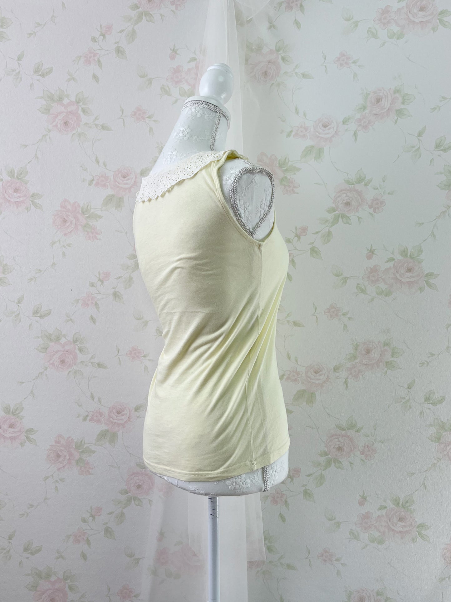 earth music&ecology Lace Collar Tank Top (Baby Yellow)