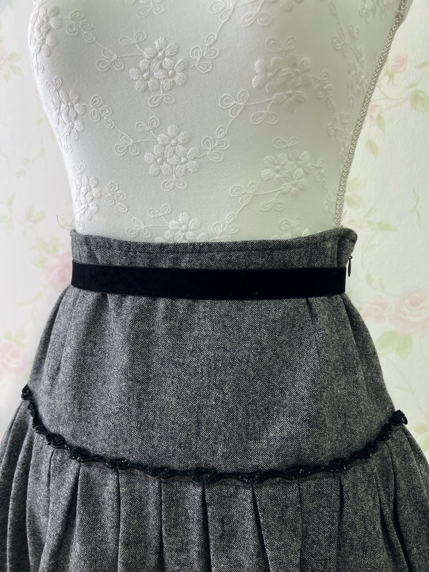 L’EST ROSE Lace Hem Skirt (Black)