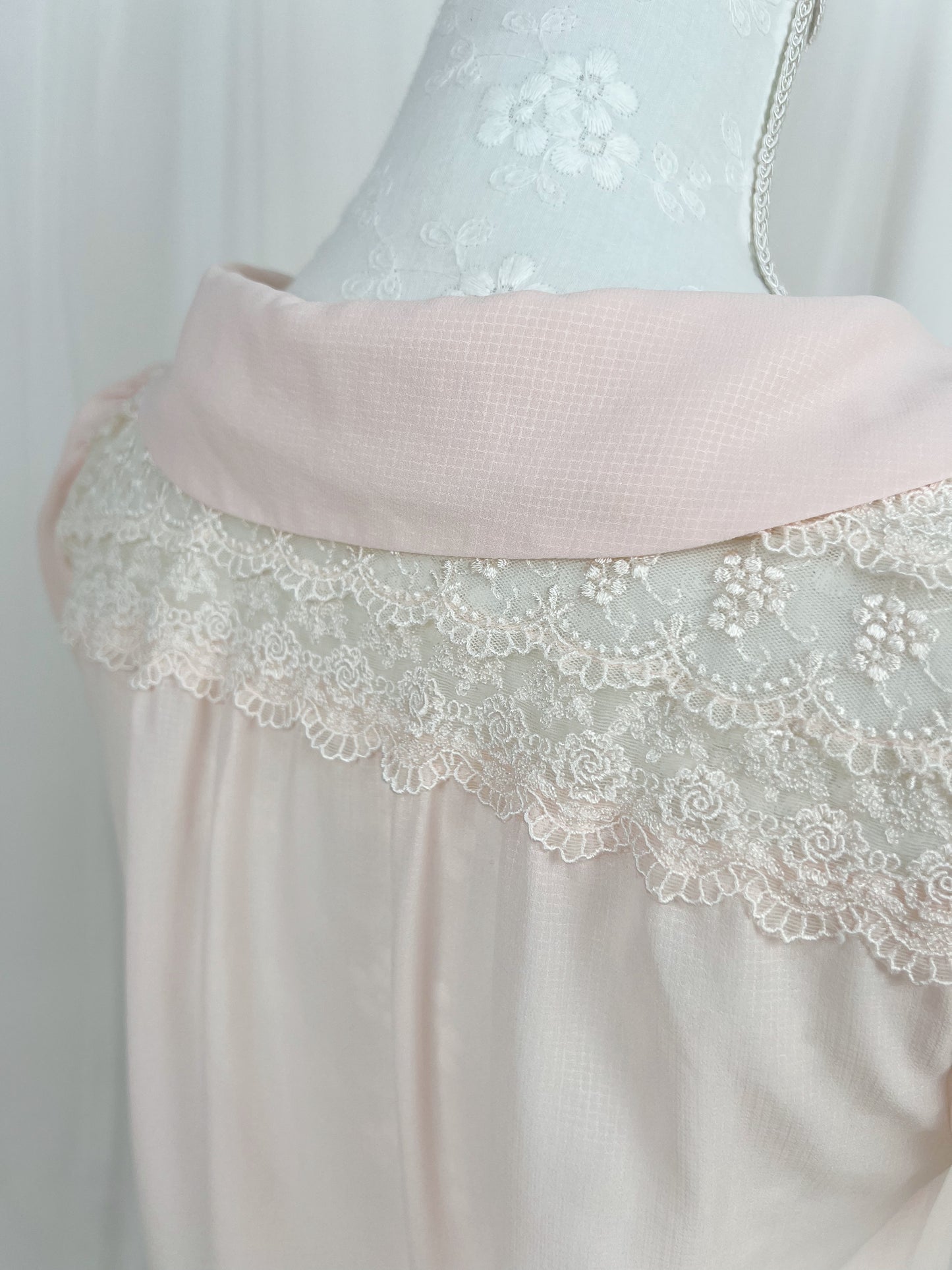 L’EST ROSE Crystal Button Chiffon Blouse (Pink)