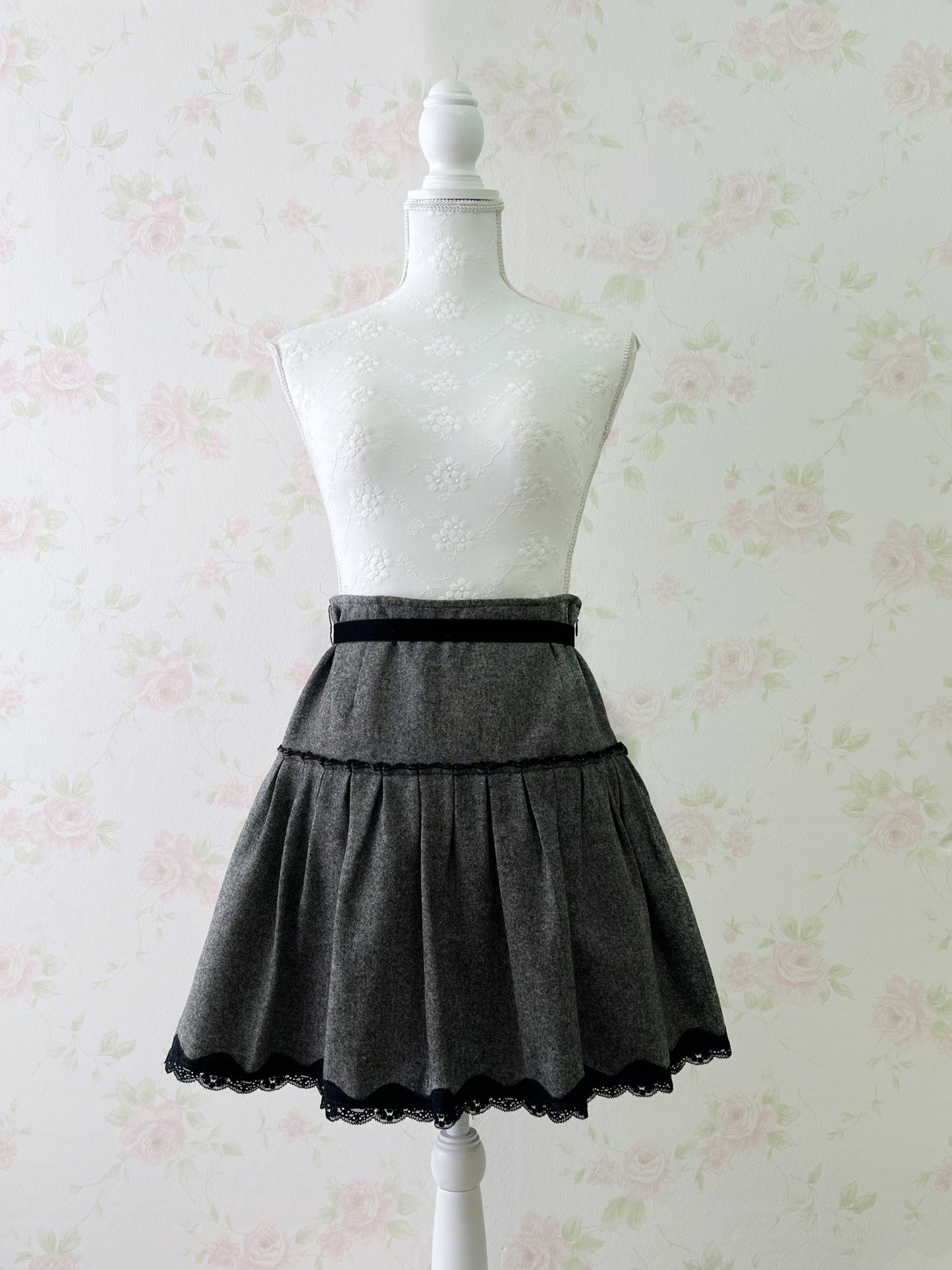 L’EST ROSE Lace Hem Skirt (Black)