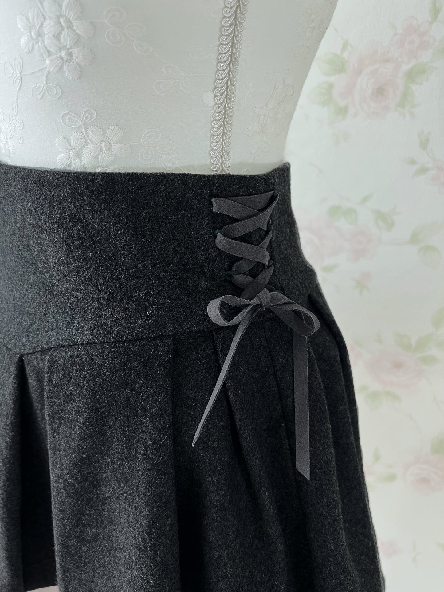 michellMacaron Side Laced Up Pleated Skirt
