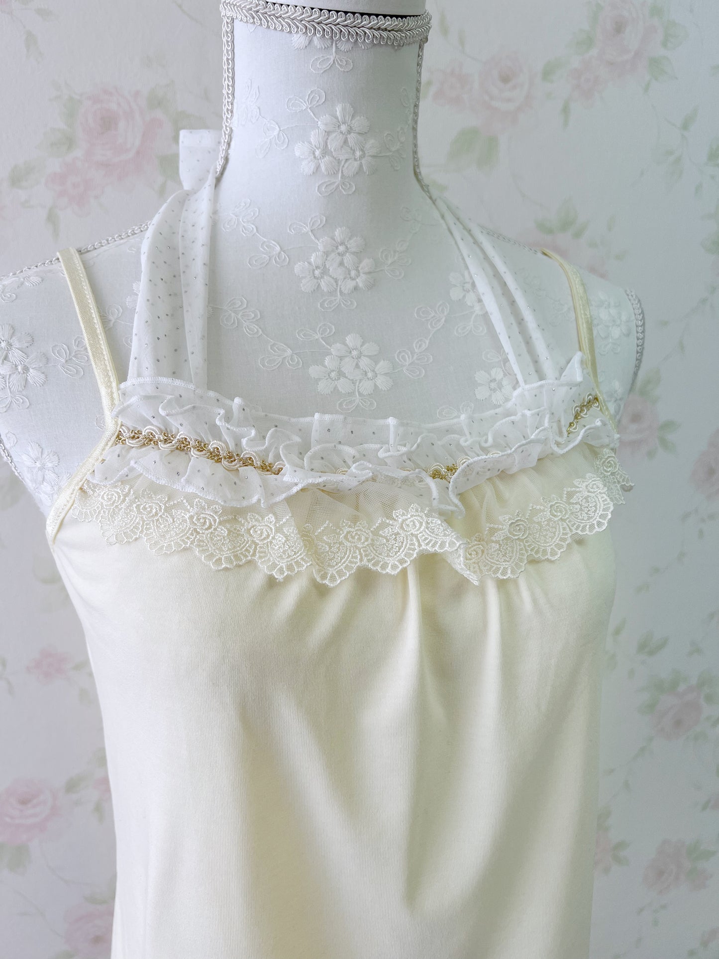 (10% OFF) axes femme Halter Neck Frilled Camisole (Light Yellow)