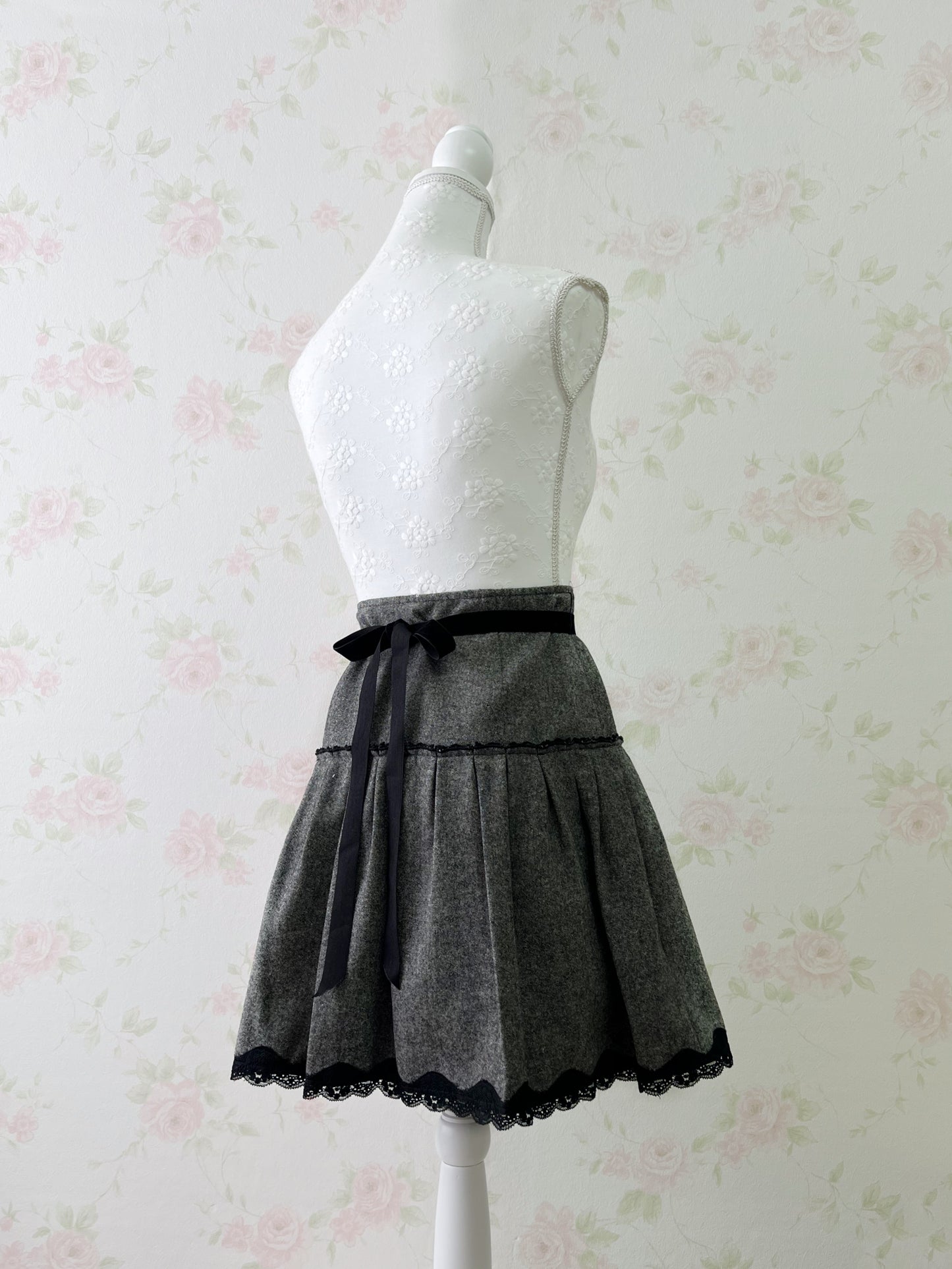 L’EST ROSE Lace Hem Skirt (Black)