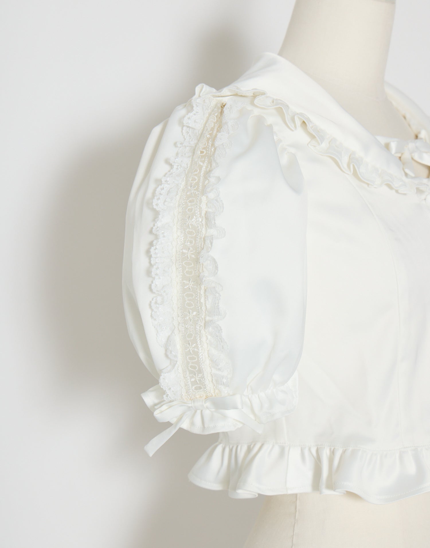 (Pre-order) mellfy memory Lace sleeves sweet satin blouse