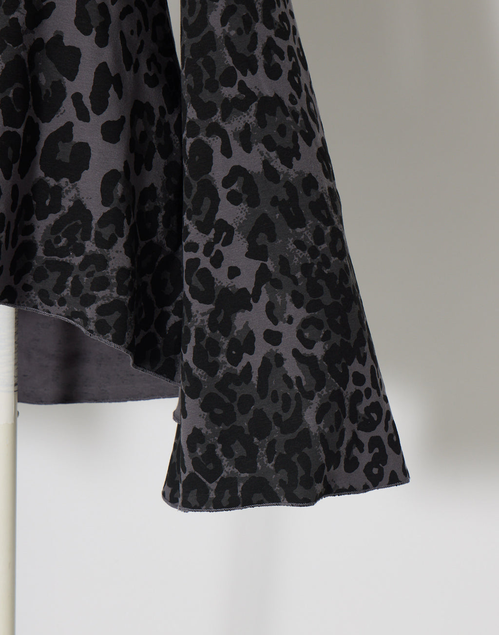 AVENCHUMU Leopard print open shoulder tops