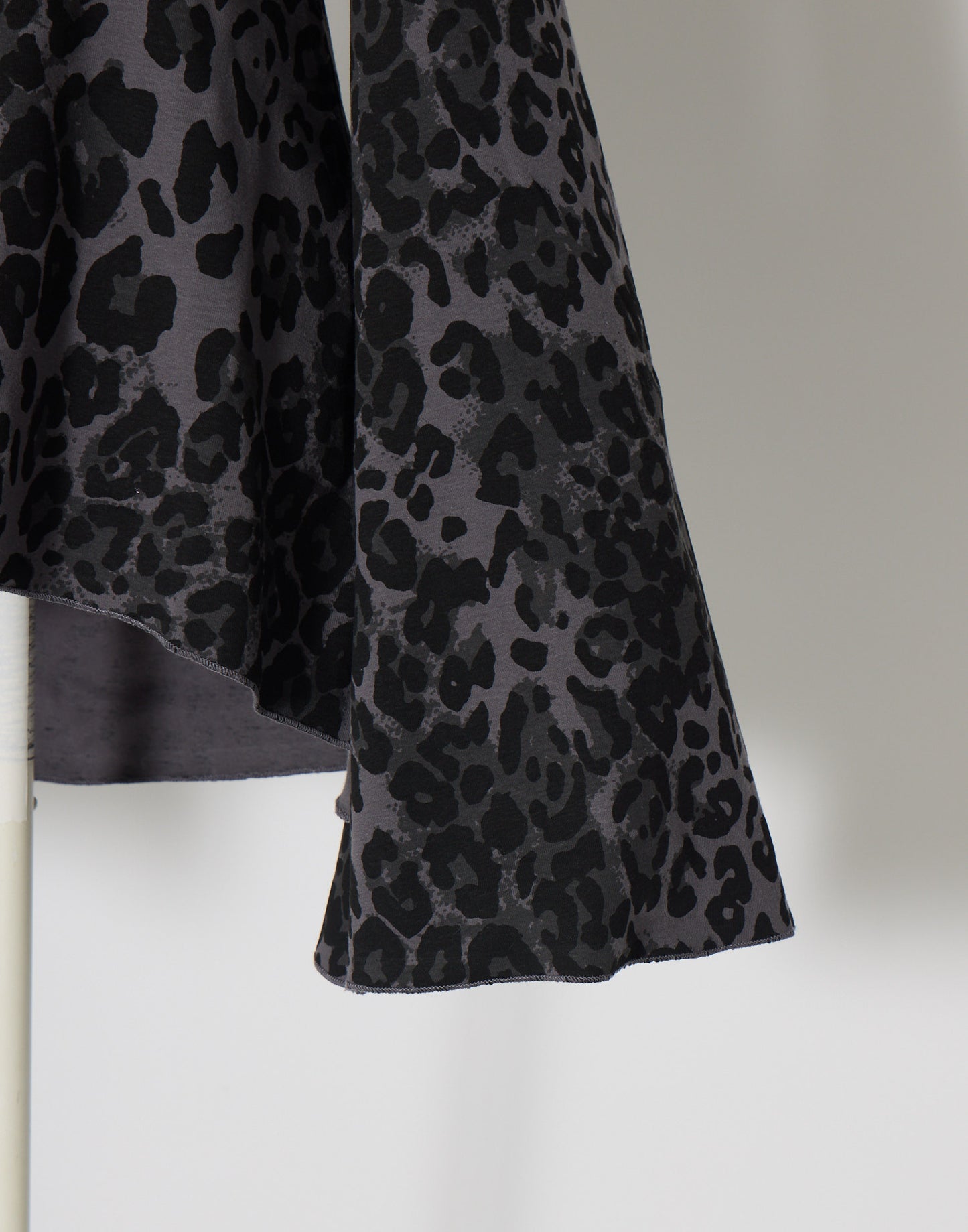 AVENCHUMU Leopard print open shoulder tops