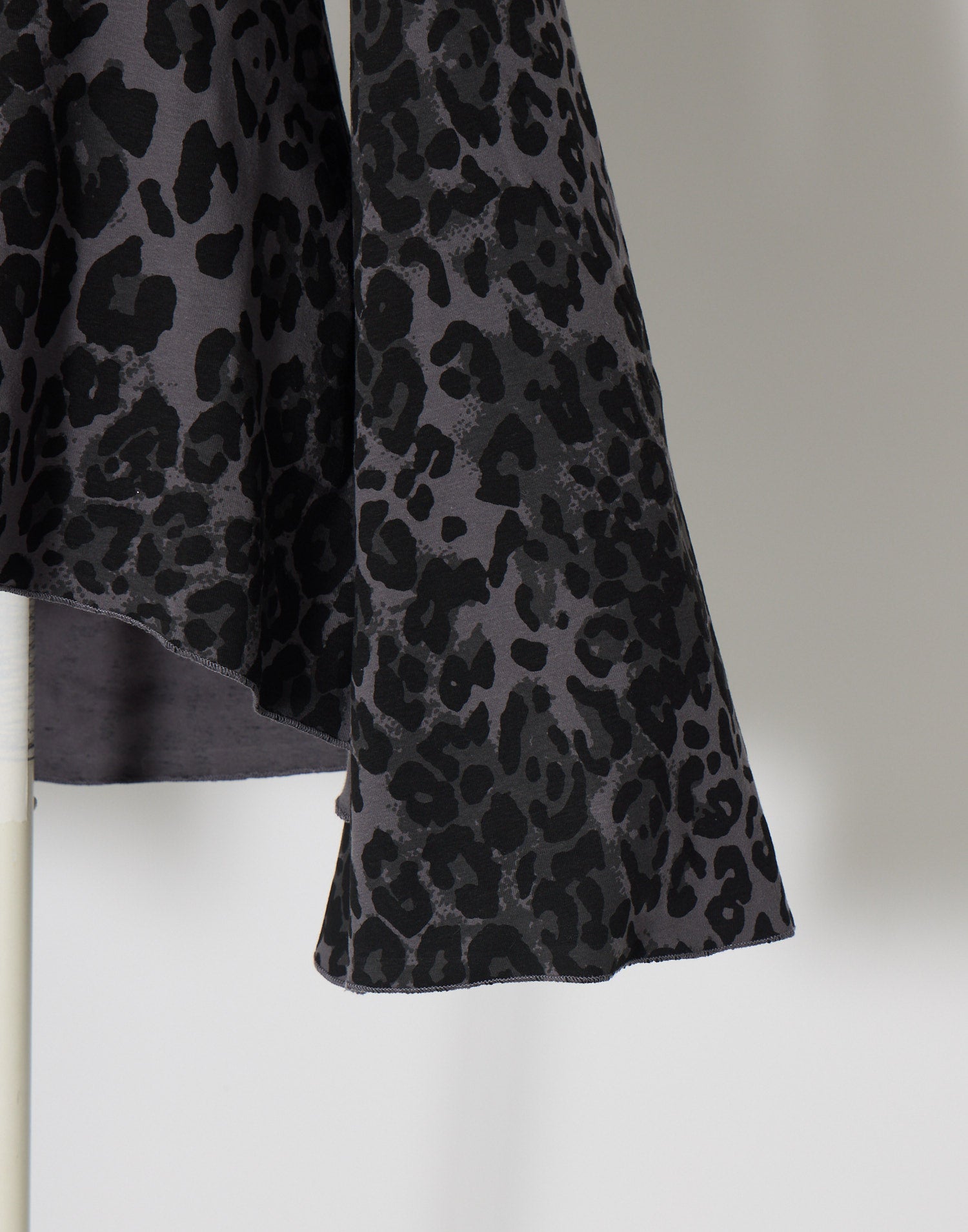 AVENCHUMU Leopard print open shoulder tops