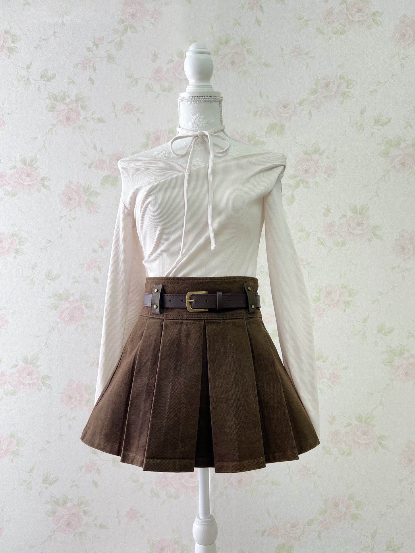 SPINNS ATTITUDE MAKES STYLE Pleated Belt Skirt (Brown)