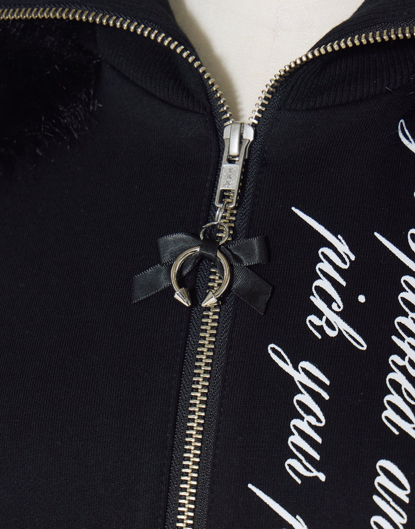 AVENCHUMU Pleated devil zip hoodie