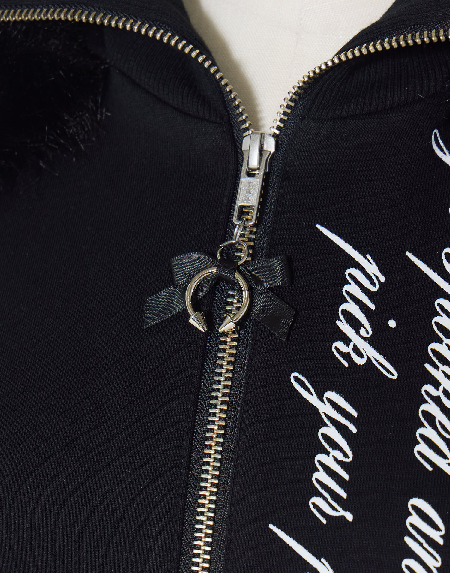 AVENCHUMU Pleated devil zip hoodie
