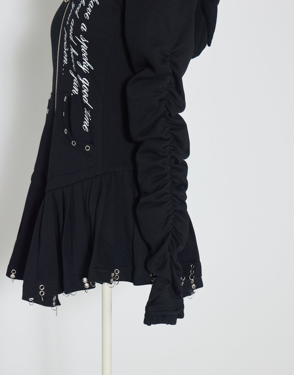 AVENCHUMU Pleated devil zip hoodie