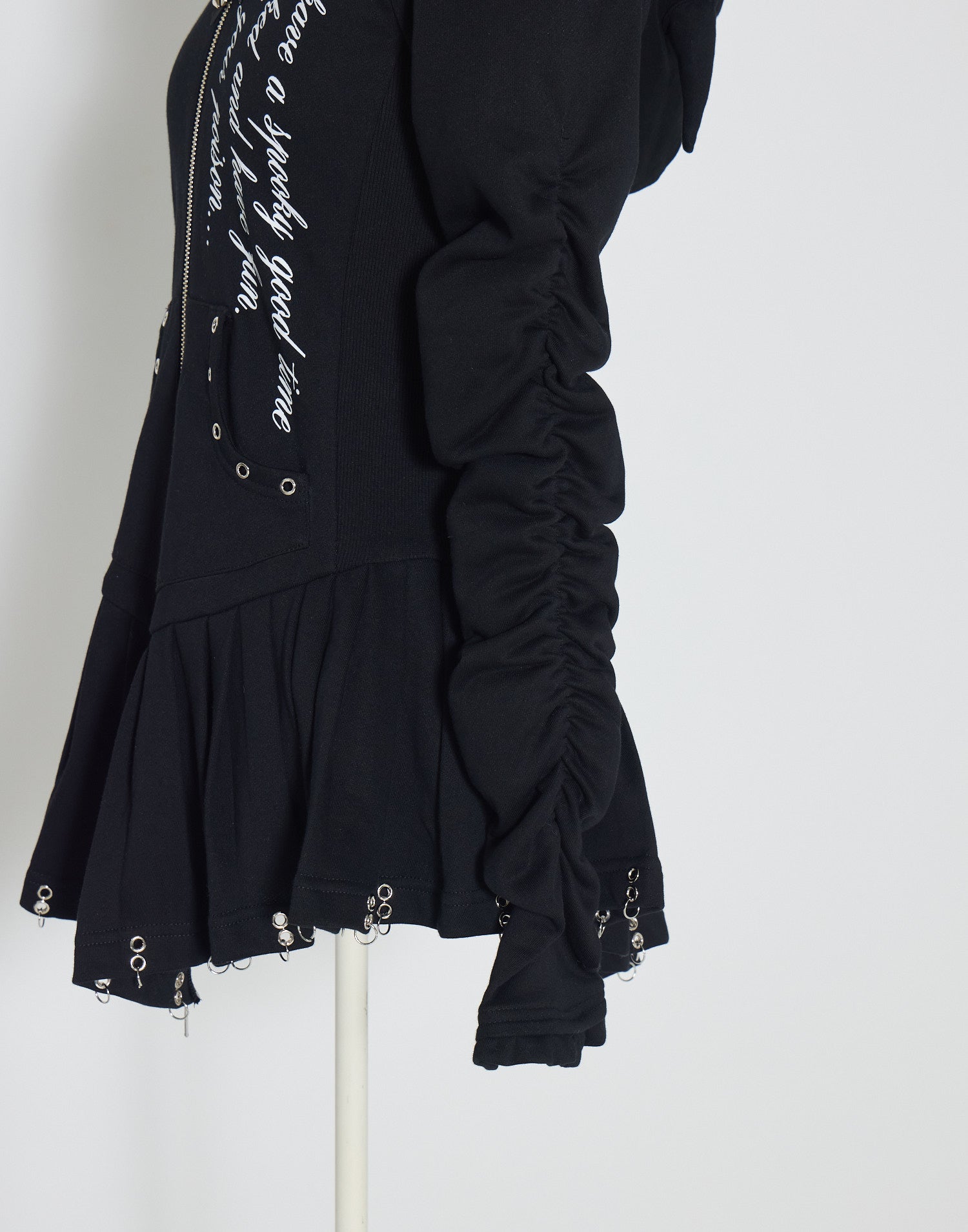 AVENCHUMU Pleated devil zip hoodie
