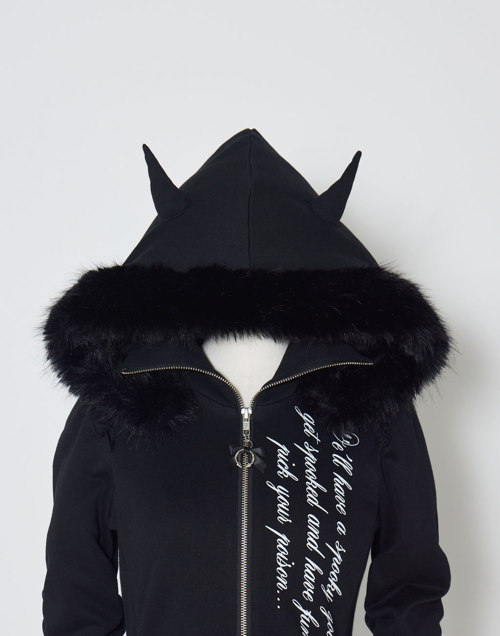 AVENCHUMU Pleated devil zip hoodie