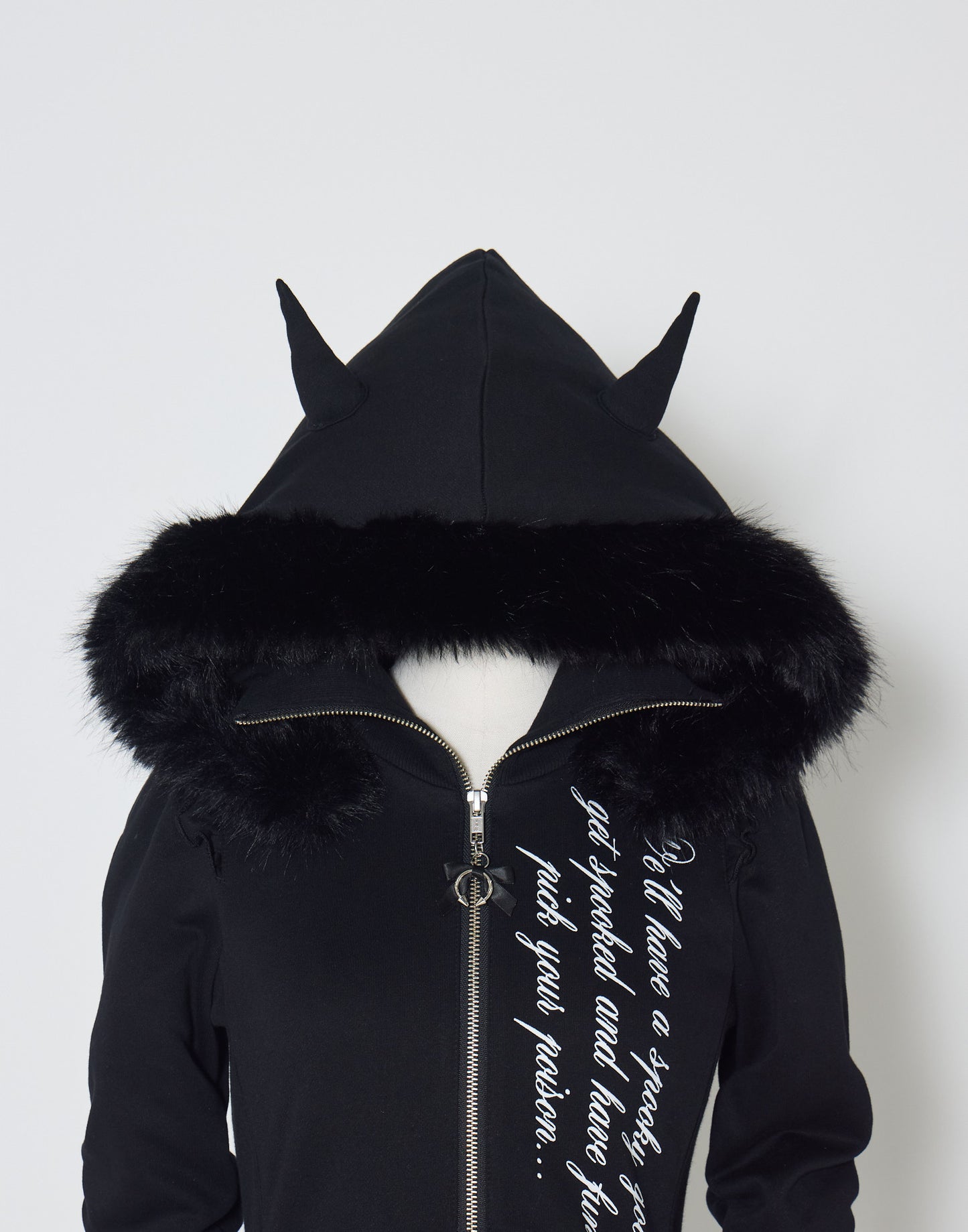 AVENCHUMU Pleated devil zip hoodie