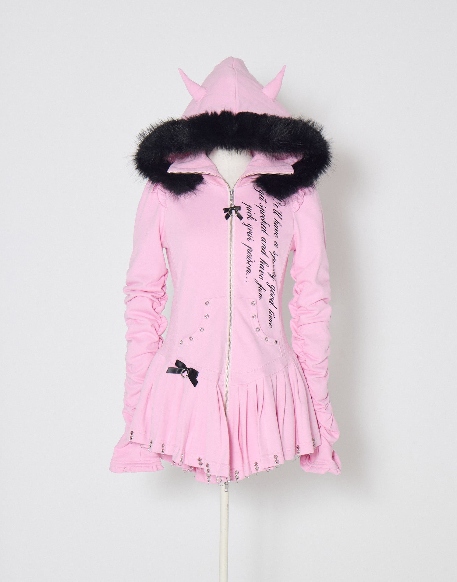 AVENCHUMU Pleated devil zip hoodie