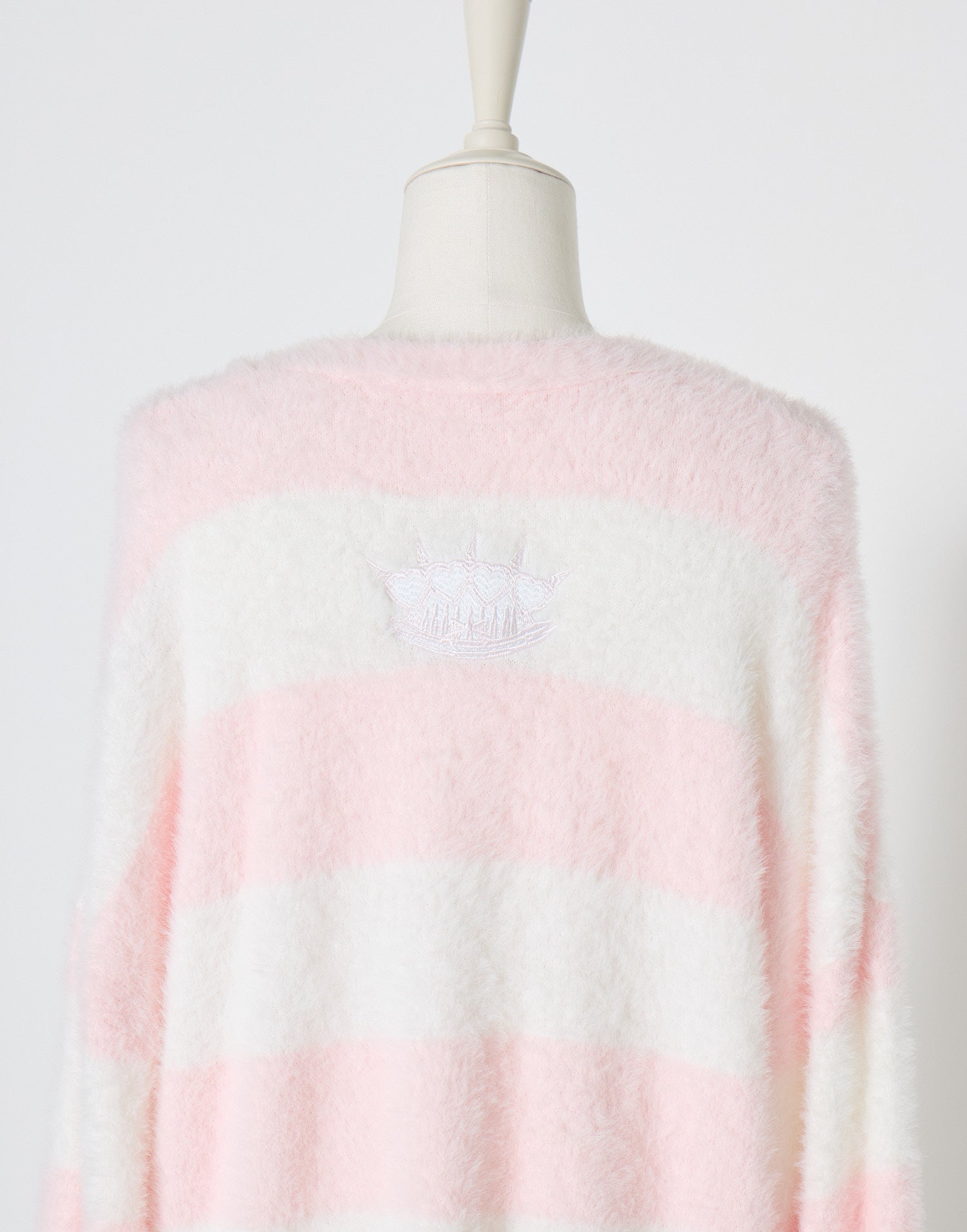 AVENCHUMU Pierced brass knuckles border shaggy knit cardbigan