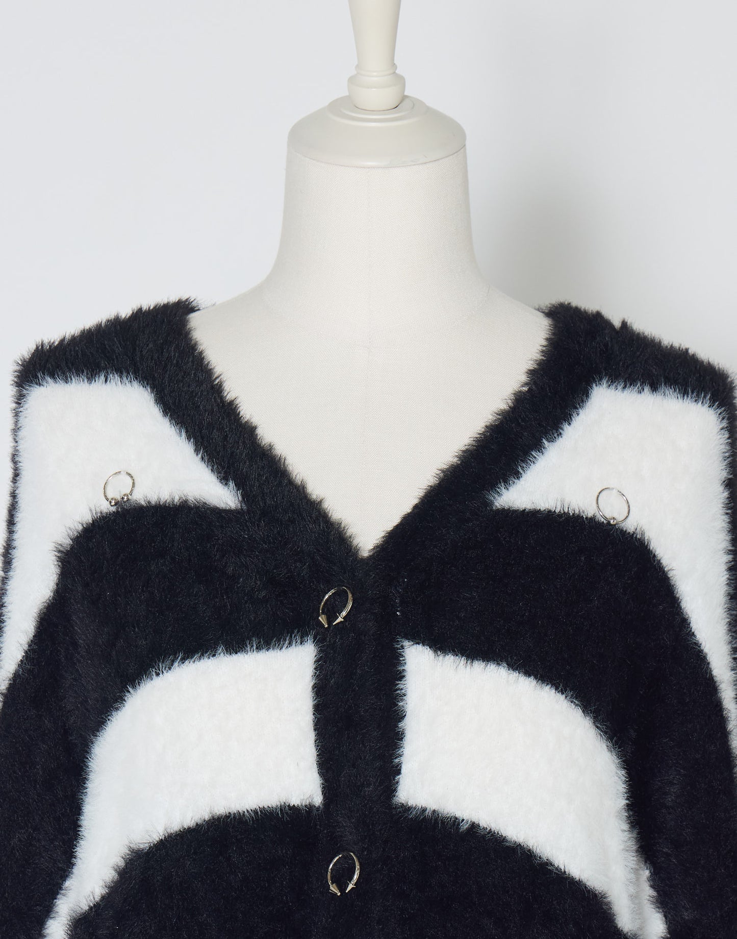 AVENCHUMU Pierced brass knuckles border shaggy knit cardbigan