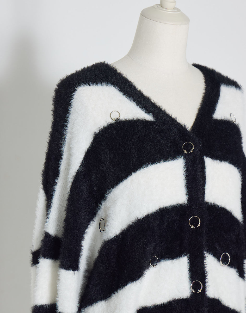 AVENCHUMU Pierced brass knuckles border shaggy knit cardbigan