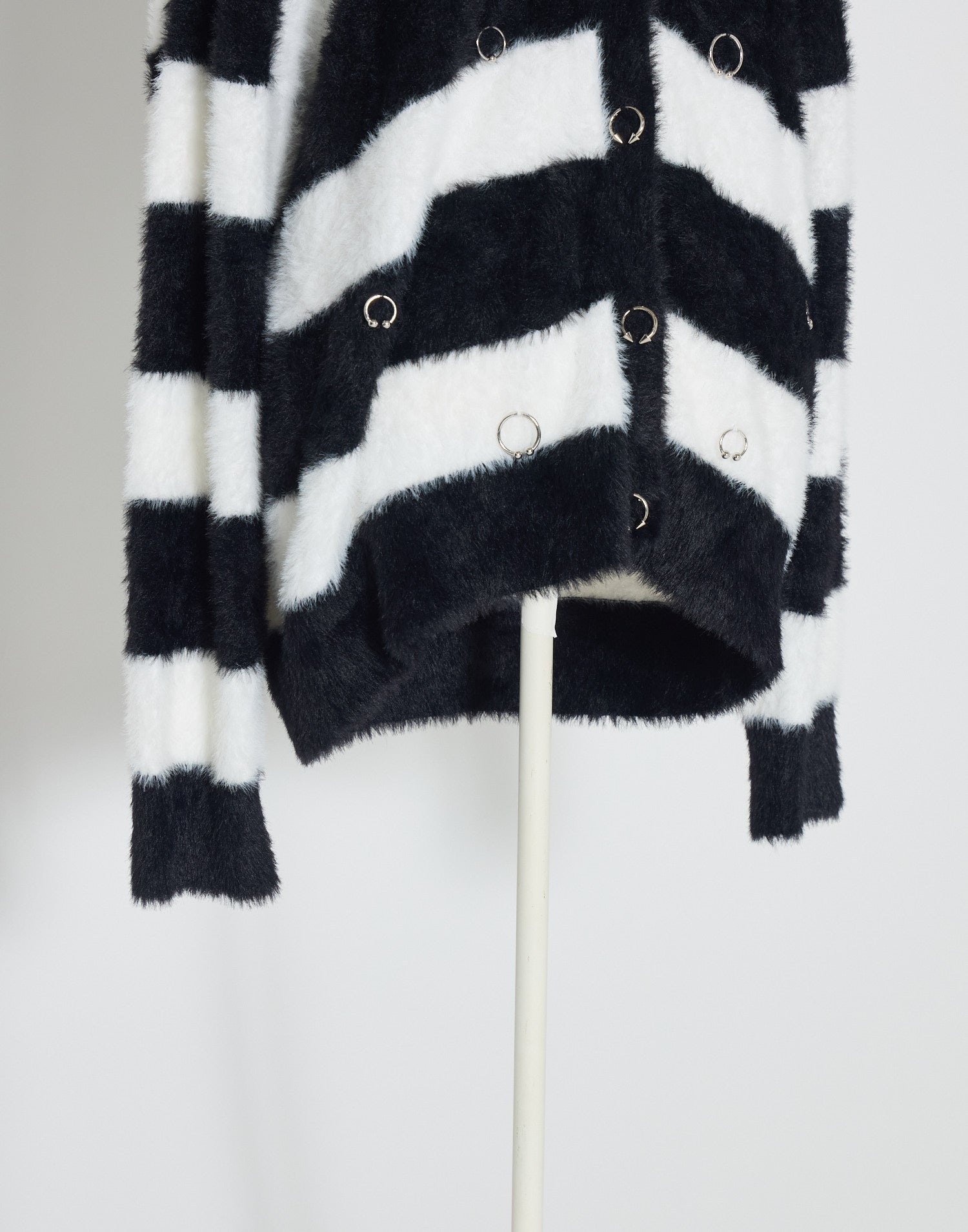 AVENCHUMU Pierced brass knuckles border shaggy knit cardbigan