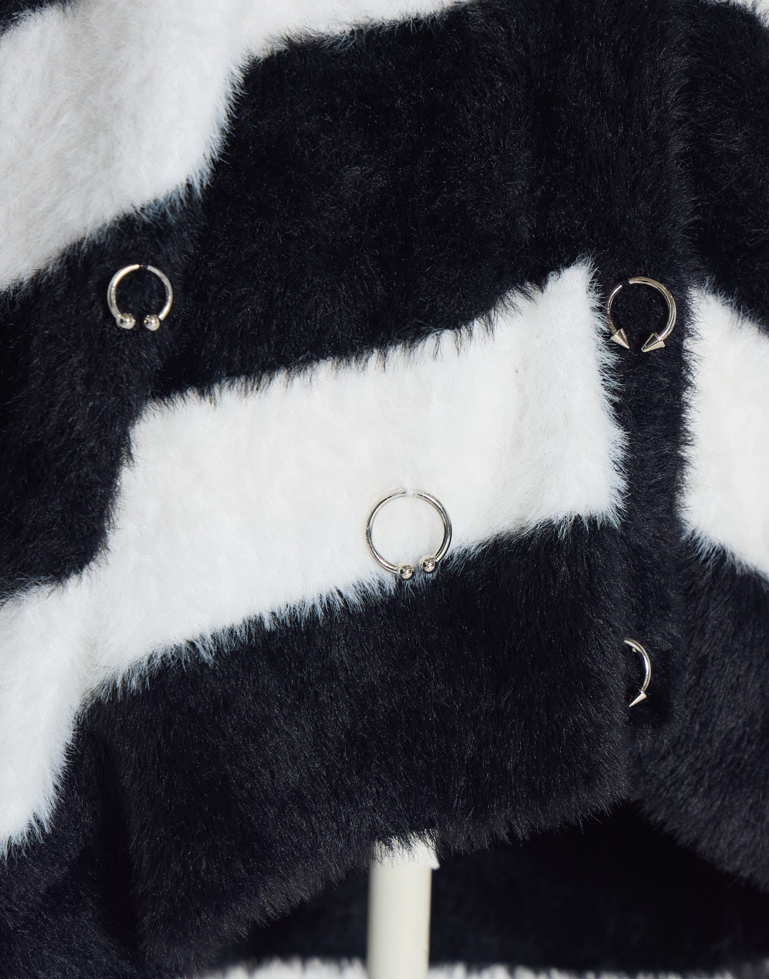 AVENCHUMU Pierced brass knuckles border shaggy knit cardbigan