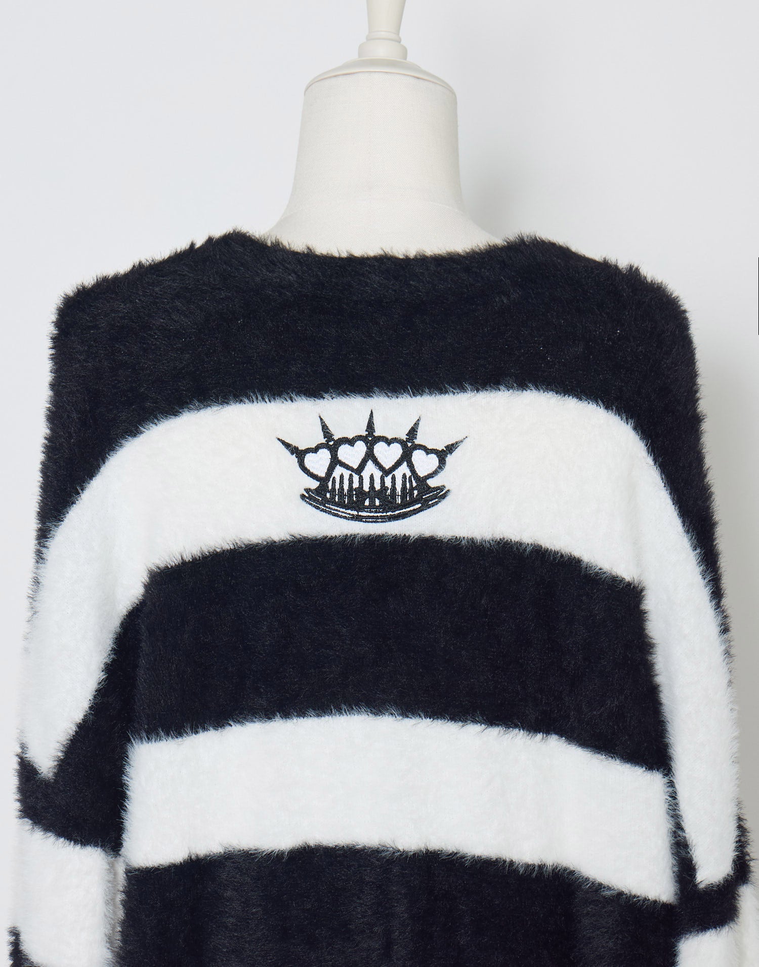 AVENCHUMU Pierced brass knuckles border shaggy knit cardbigan