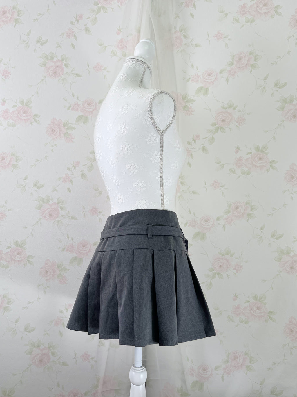 Pleated skirt with belt