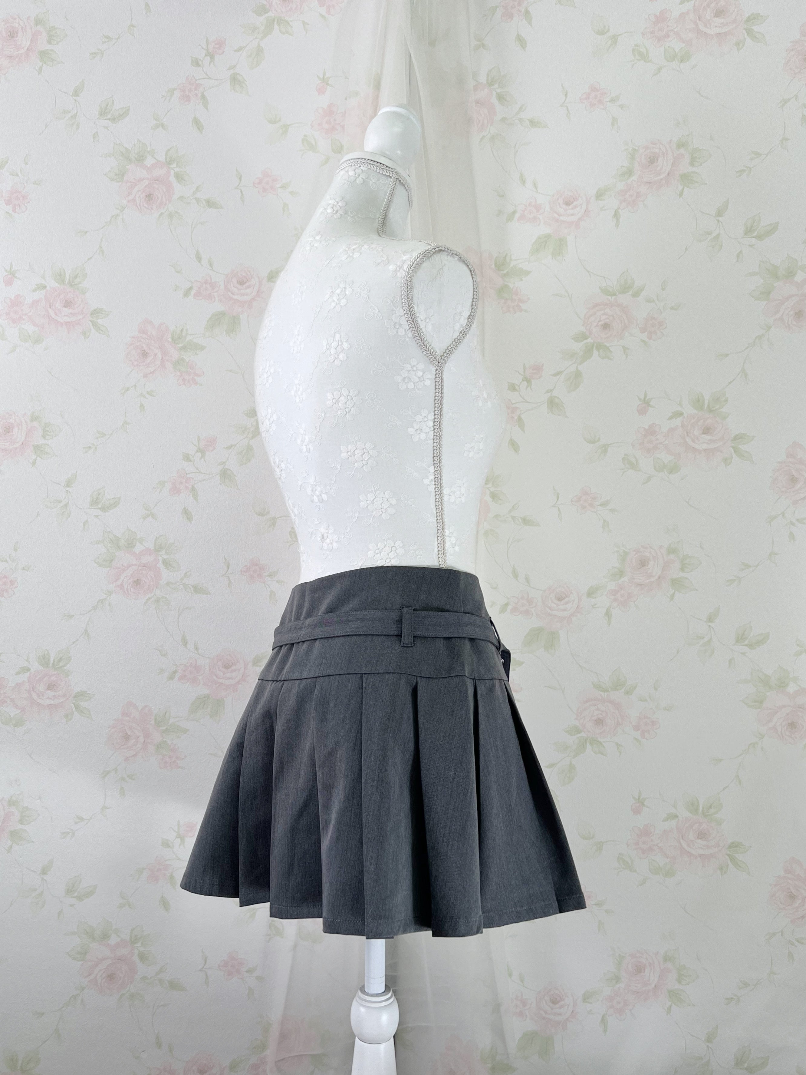 Pleated skirt with belt