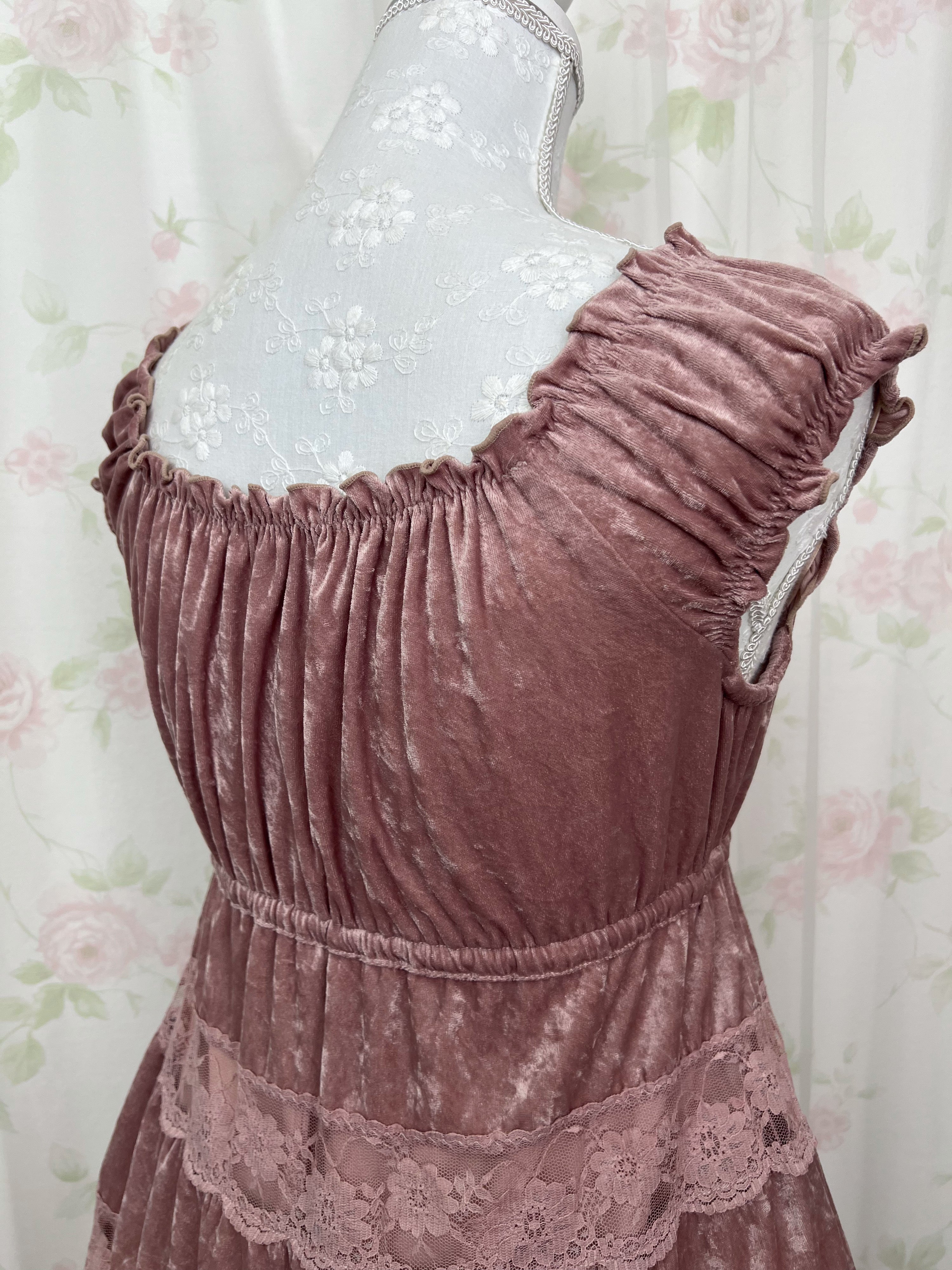 L'EST ROSE Velvet Lace Dress (Antique Pink)