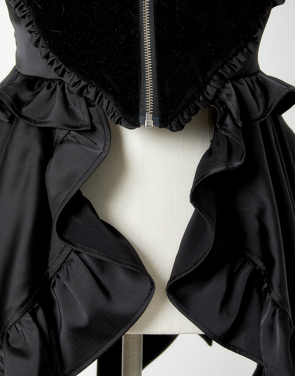 <Deliver in Late September> AVENCHUMU Zip heart ＆ chain ruffle gilet