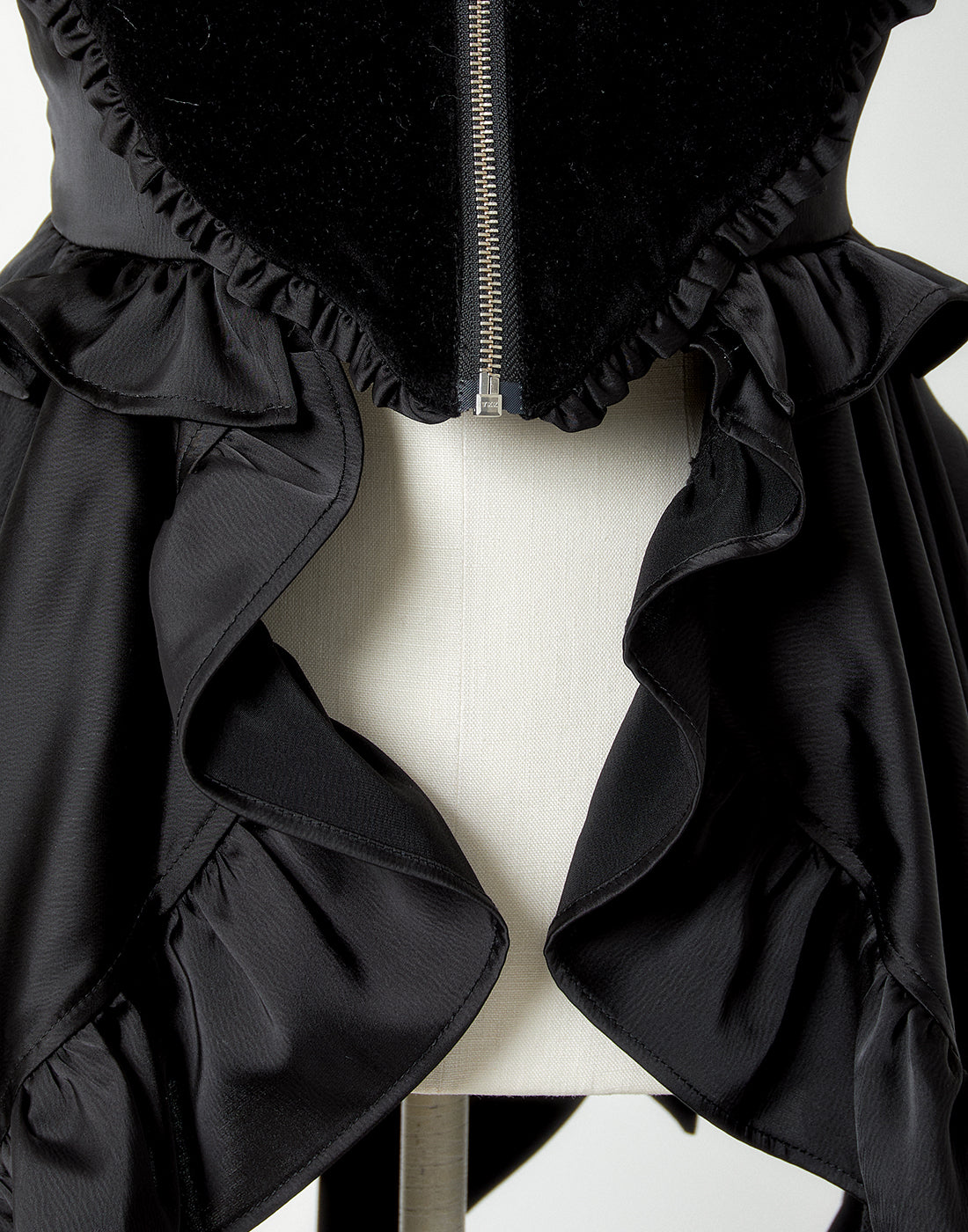 <Deliver in Late September> AVENCHUMU Zip heart ＆ chain ruffle gilet