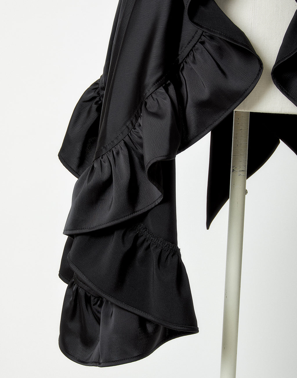 <Deliver in Late September> AVENCHUMU Zip heart ＆ chain ruffle gilet