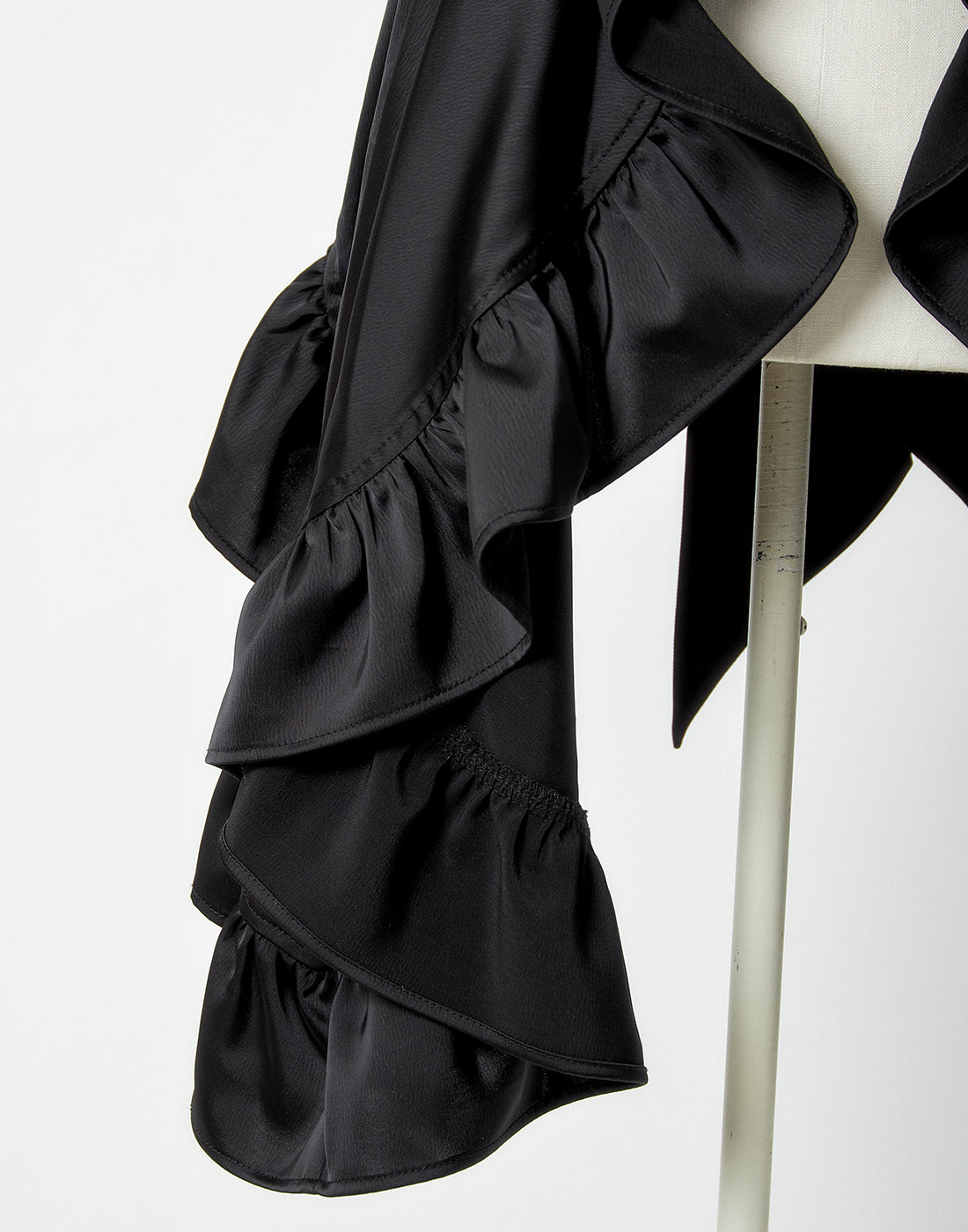 <Deliver in Late September> AVENCHUMU Zip heart ＆ chain ruffle gilet