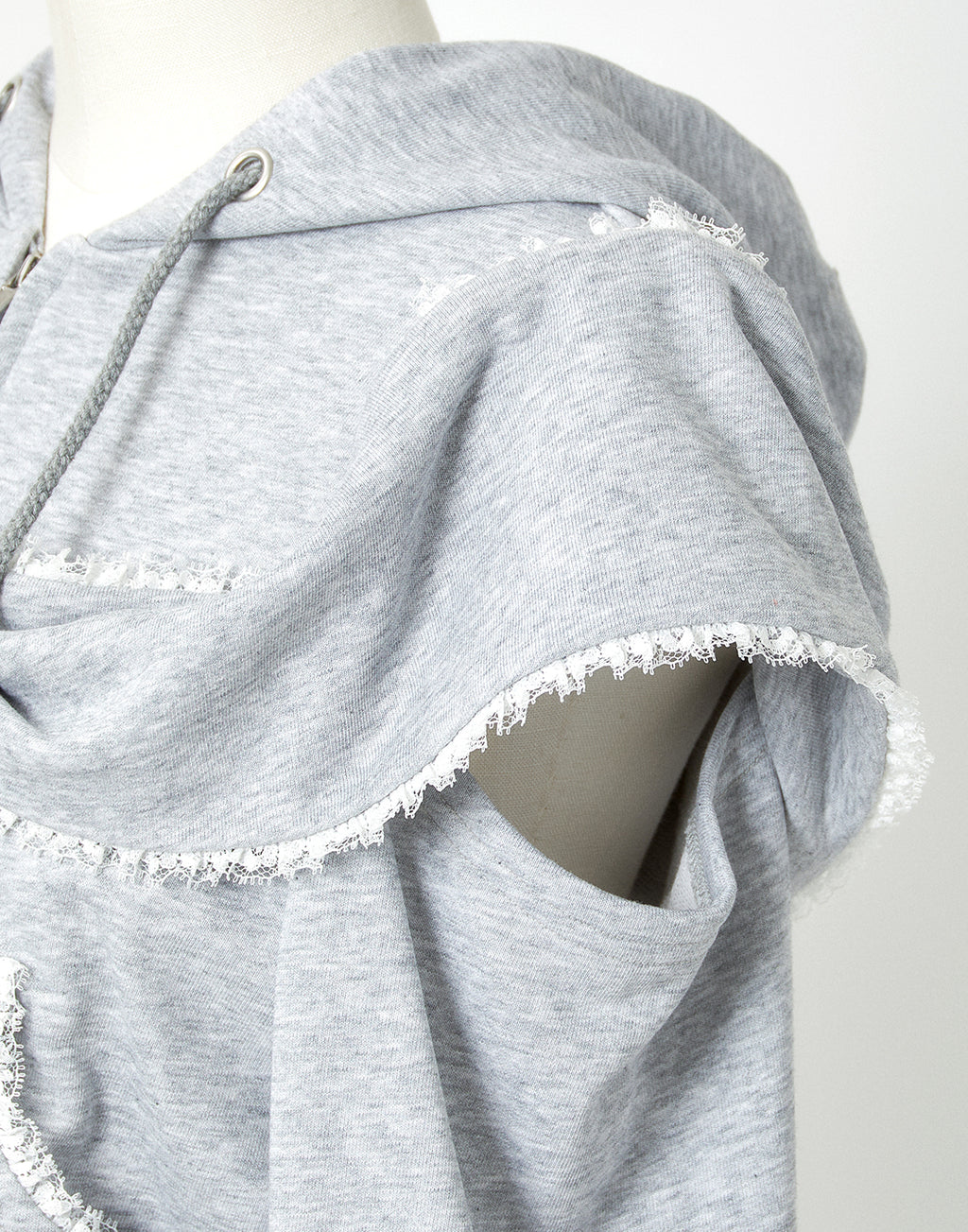 AVENCHUMU Ribbon shoulder zip hoodie