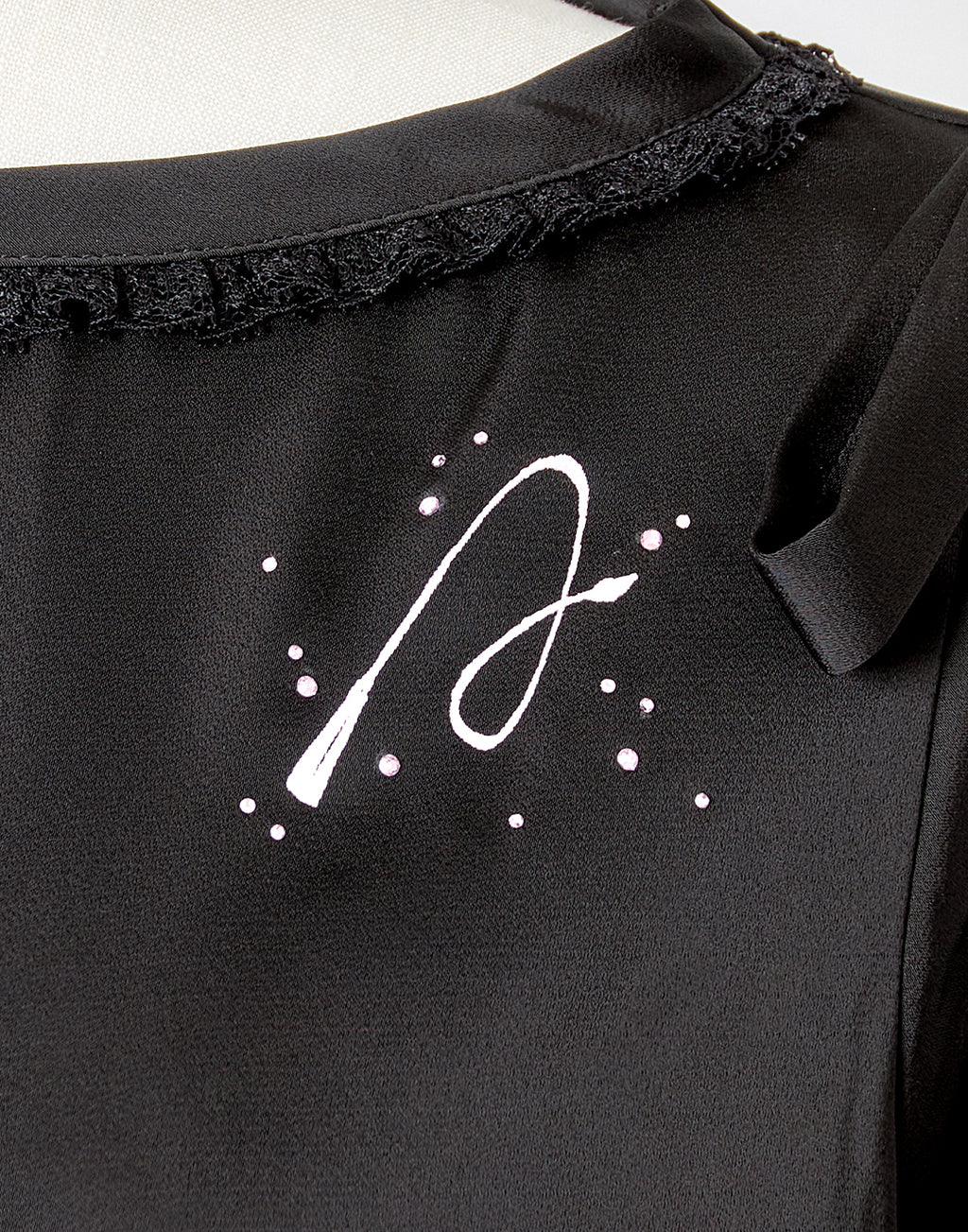 (Deliver In Late October) AVENCHUMU Open shoulder ribbon printed satin top