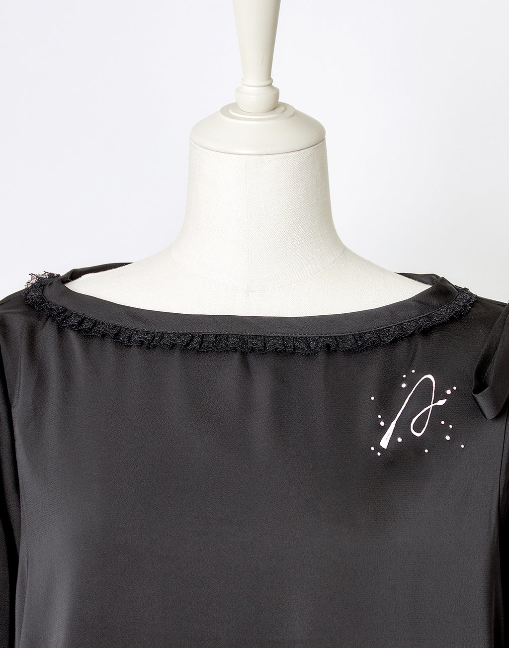 (Deliver In Late October) AVENCHUMU Open shoulder ribbon printed satin top