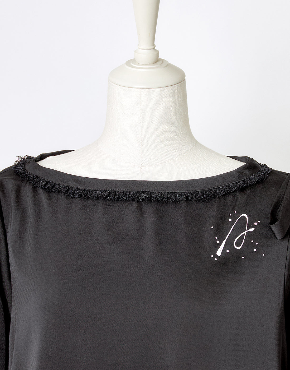 (Deliver In Late October) AVENCHUMU Open shoulder ribbon printed satin top