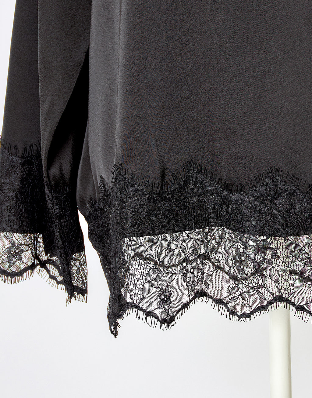 (Deliver In Late October) AVENCHUMU Open shoulder ribbon printed satin top